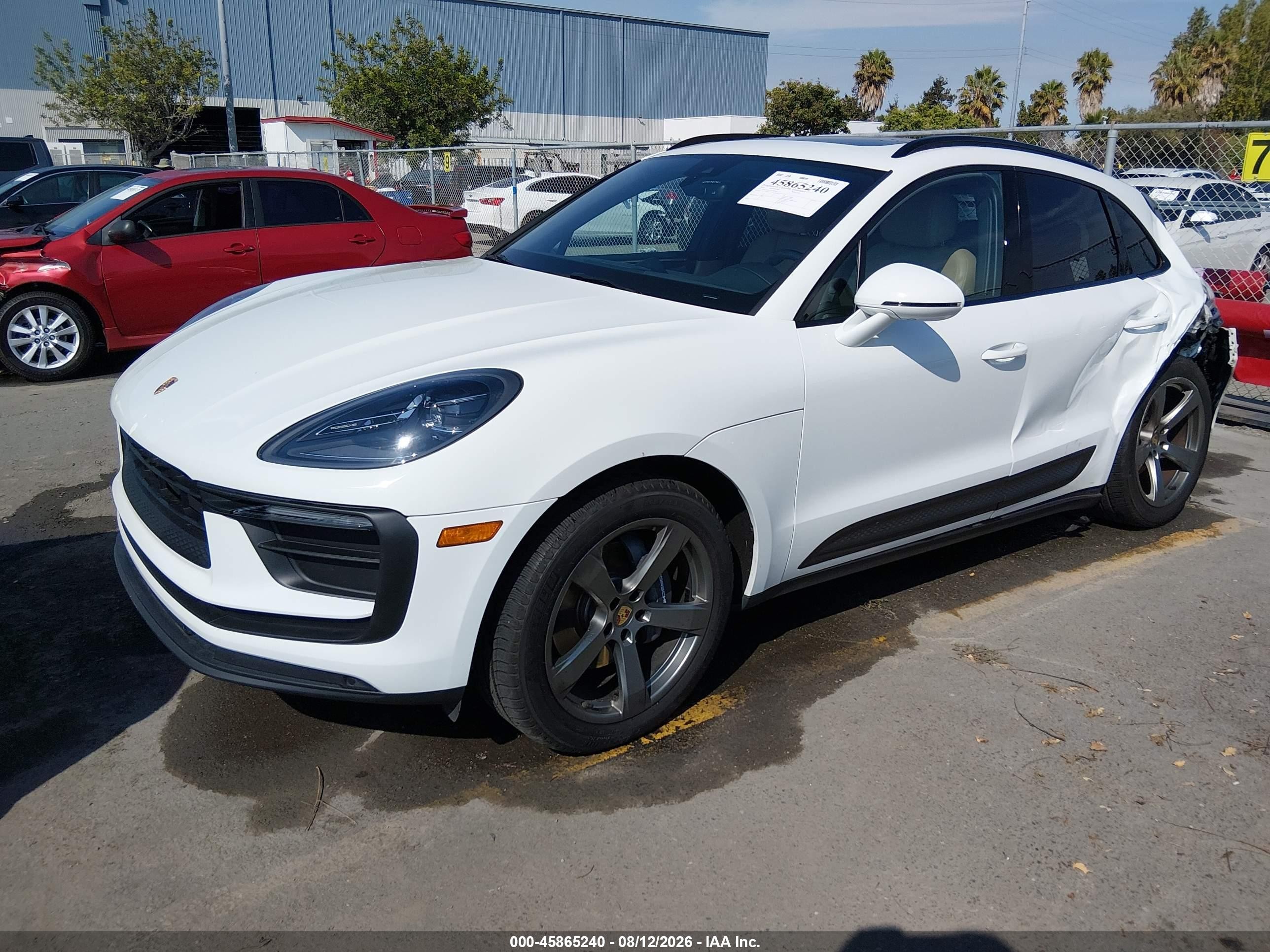 2022 Porsche Macan   White vin: WP1AA2A57NLB05663