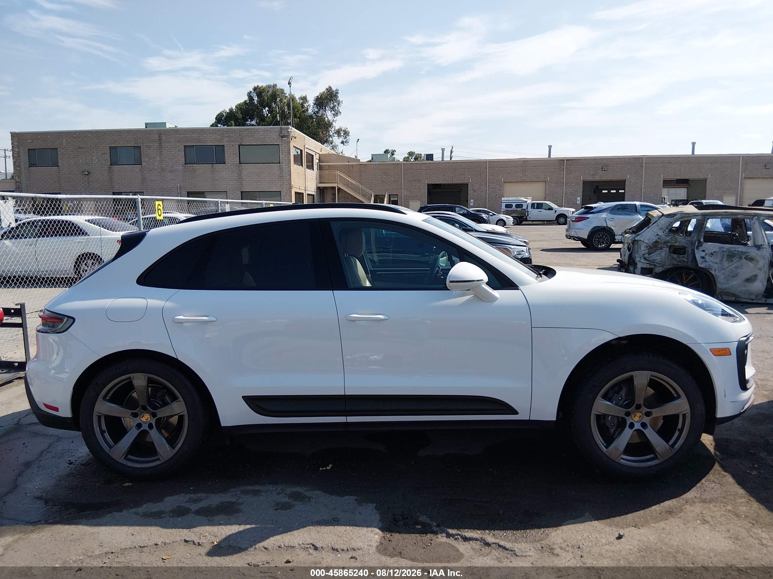 2022 Porsche Macan   White vin: WP1AA2A57NLB05663