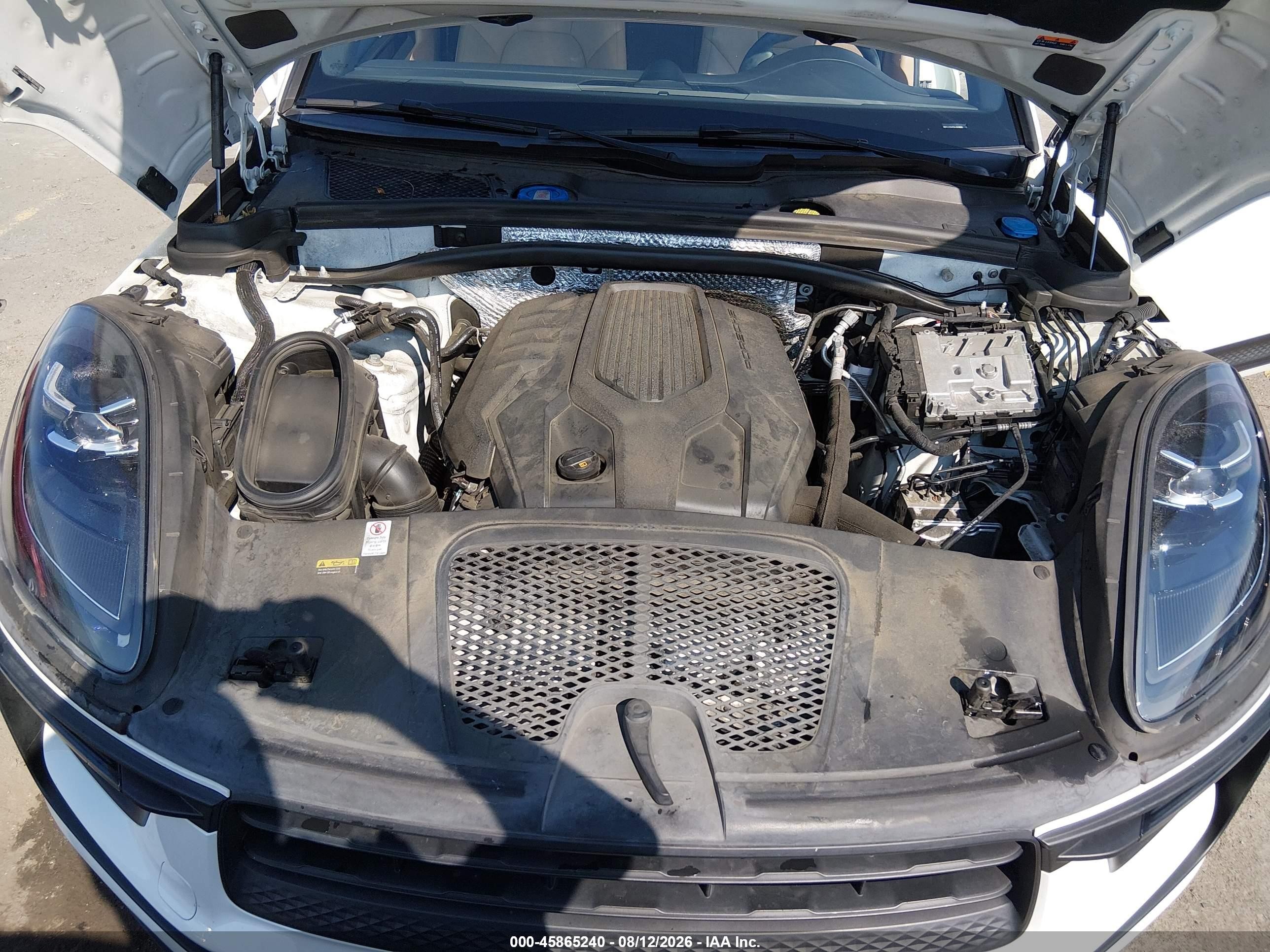 2022 Porsche Macan   White vin: WP1AA2A57NLB05663