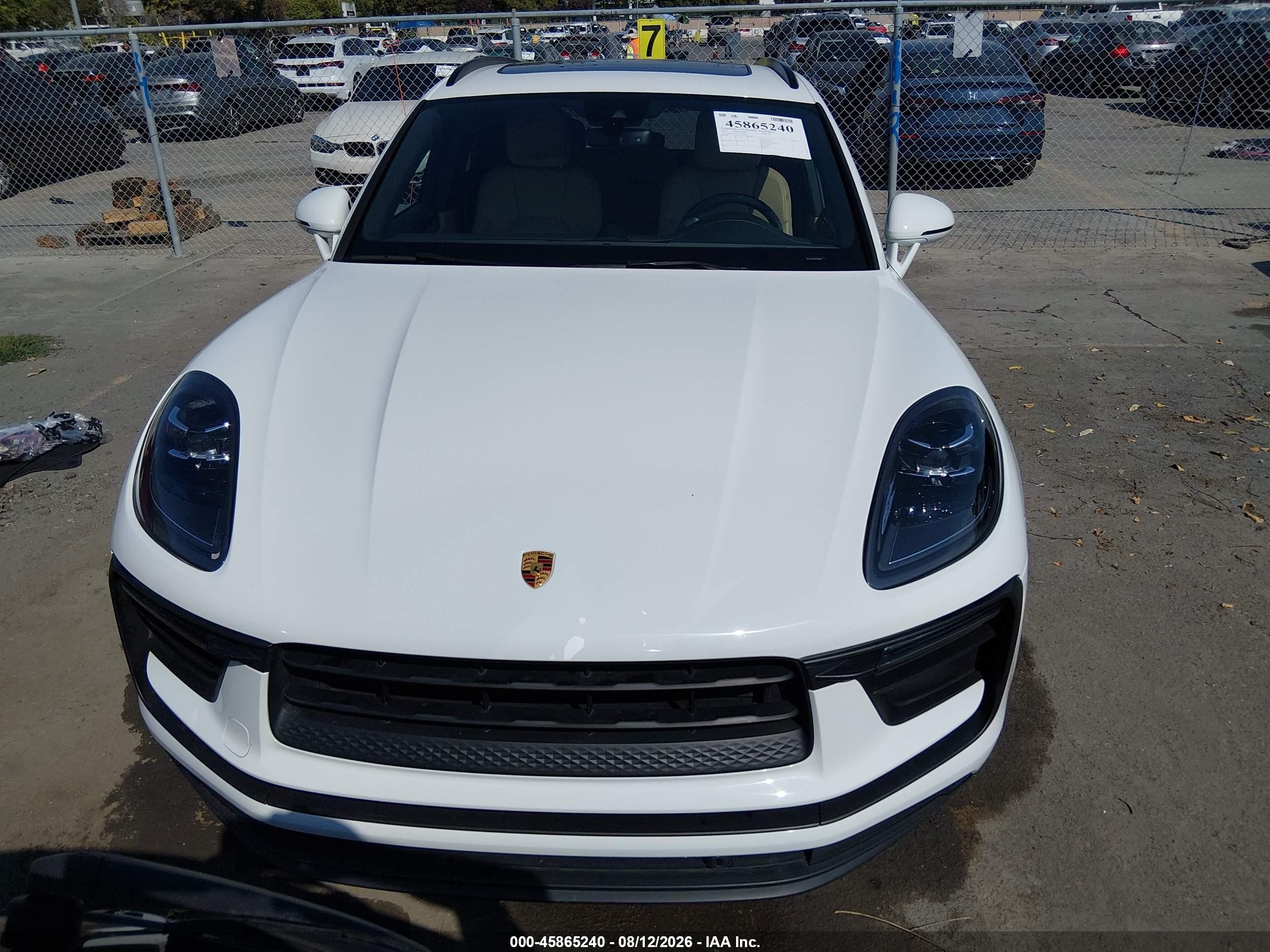 2022 Porsche Macan   White vin: WP1AA2A57NLB05663