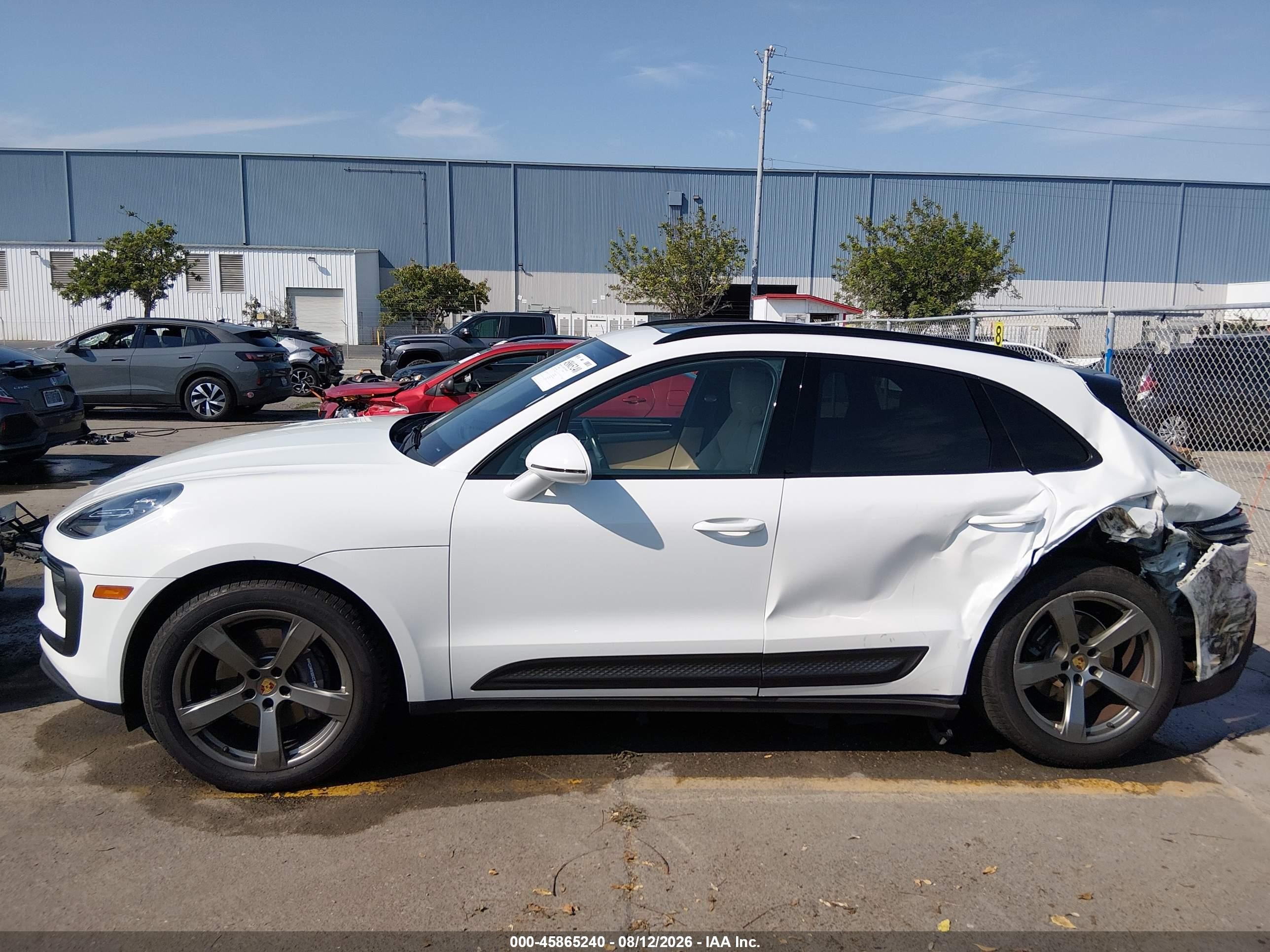2022 Porsche Macan   White vin: WP1AA2A57NLB05663