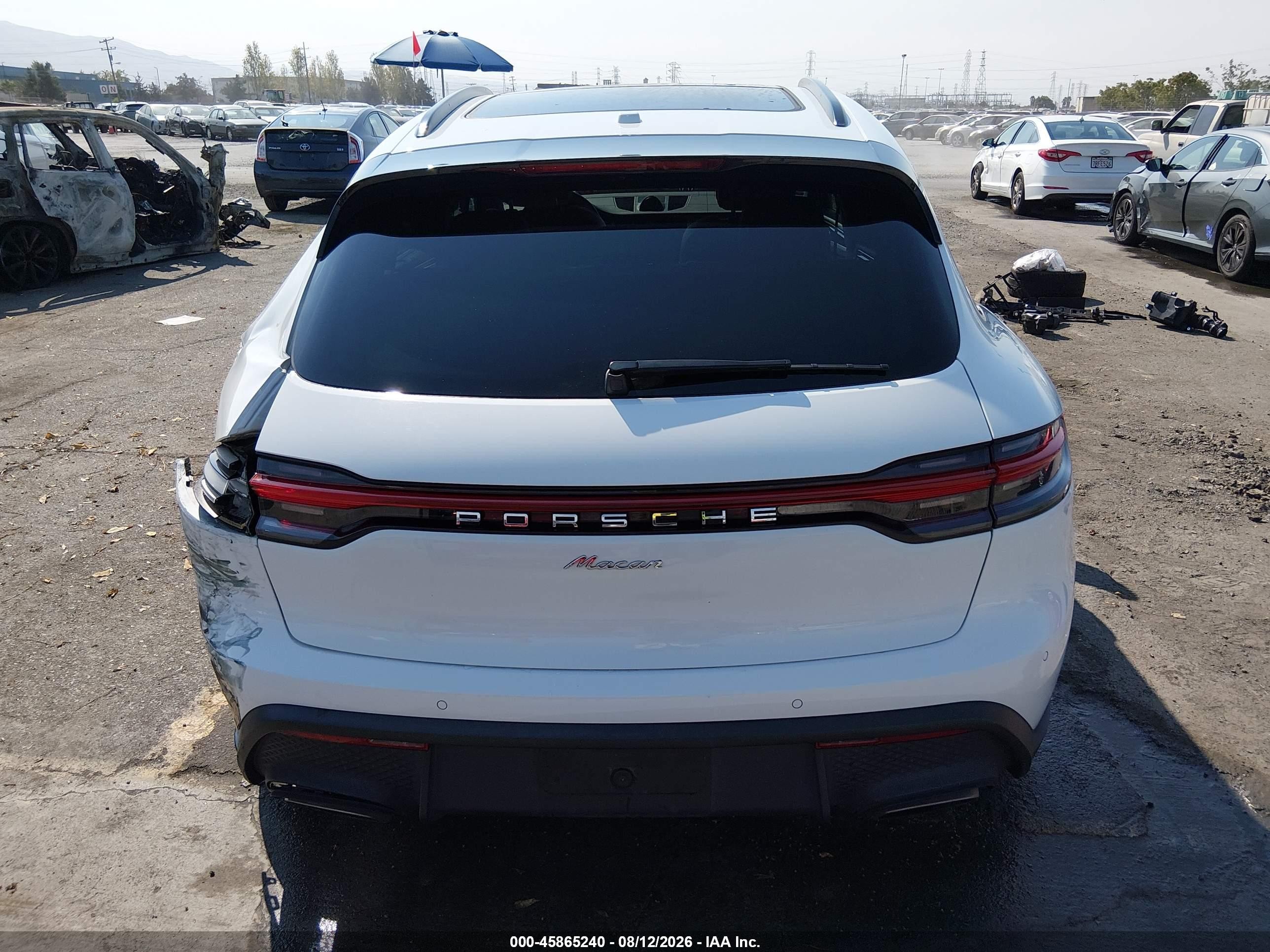 2022 Porsche Macan   White vin: WP1AA2A57NLB05663