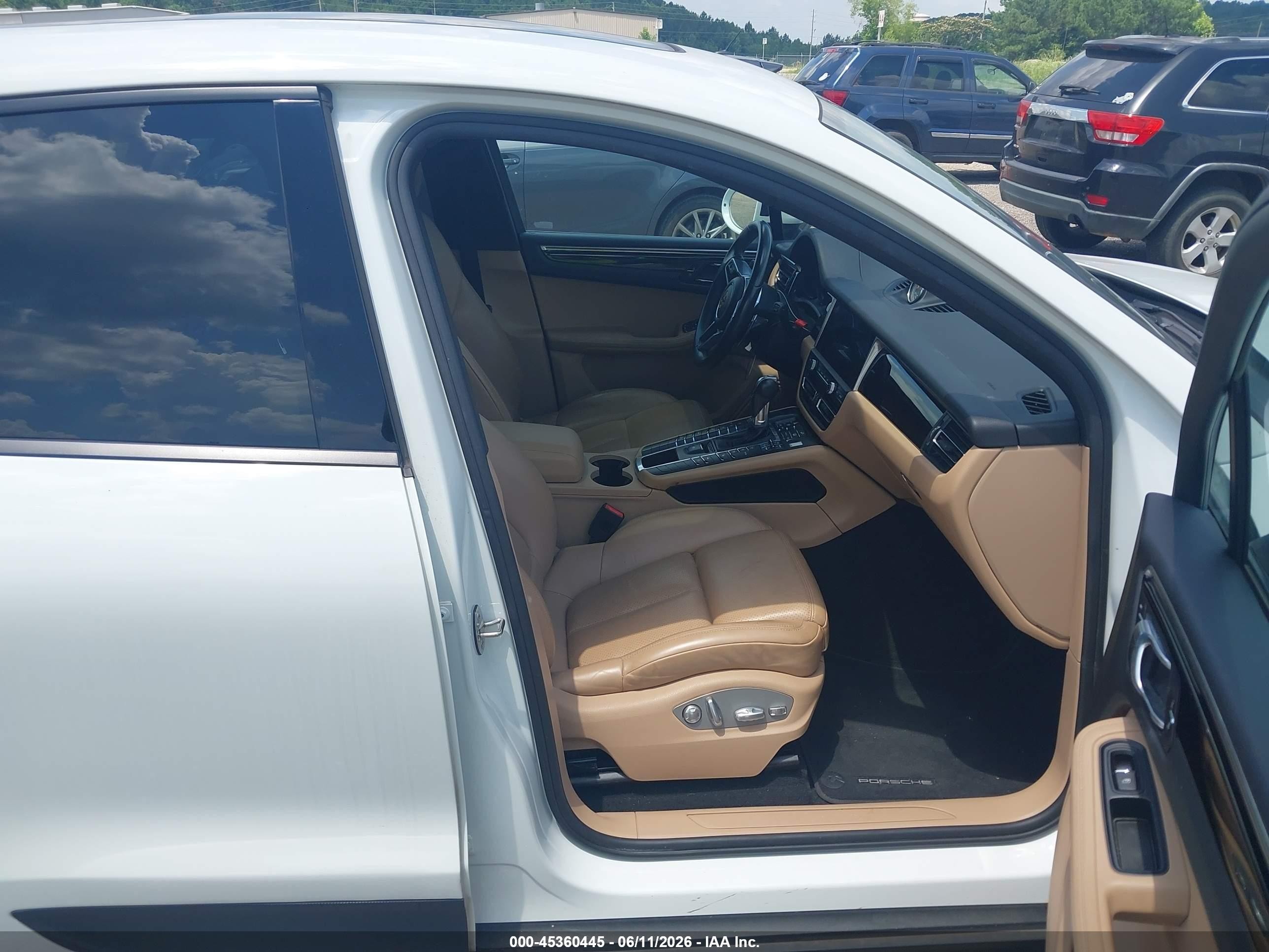 2019 Porsche Macan   White vin: WP1AA2A5XKLB00842