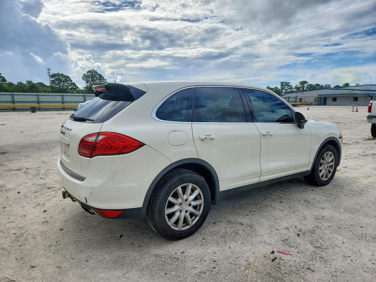 2011 Porsche Cayenne S White vin: WP1AB2A20BLA47586