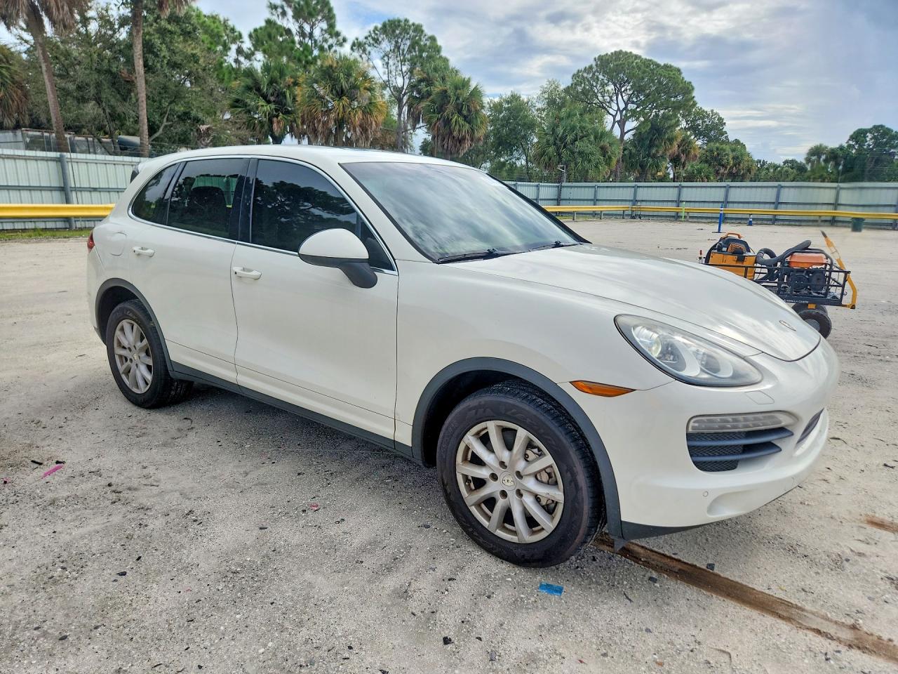 2011 Porsche Cayenne S White vin: WP1AB2A20BLA47586