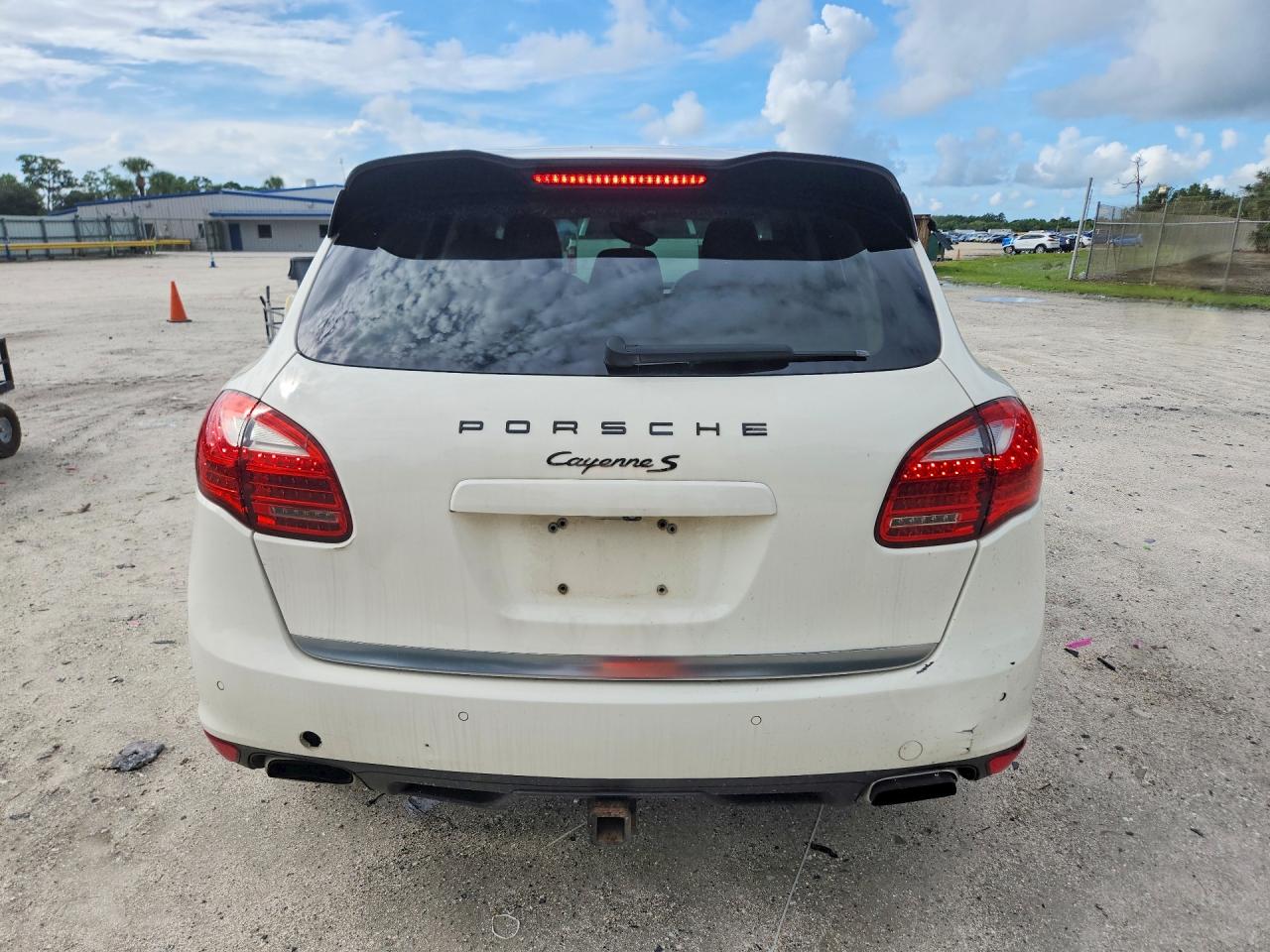 2011 Porsche Cayenne S White vin: WP1AB2A20BLA47586