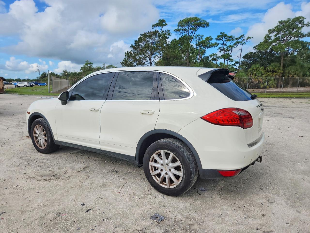 2011 Porsche Cayenne S White vin: WP1AB2A20BLA47586