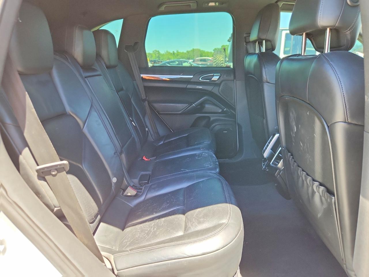 2012 Porsche Cayenne S White vin: WP1AB2A22CLA49955