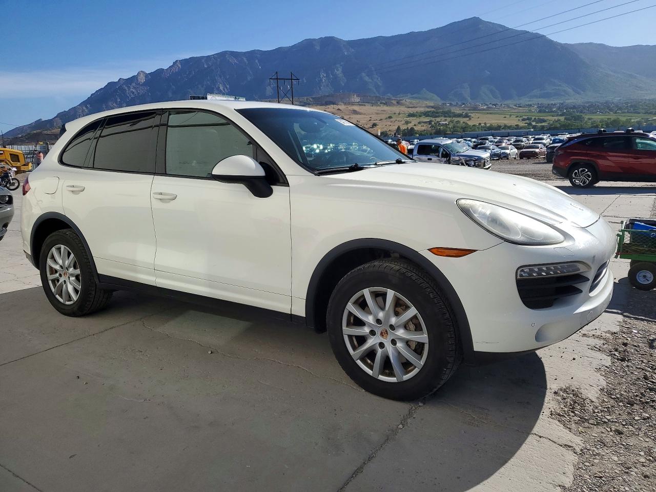2011 Porsche Cayenne S White vin: WP1AB2A26BLA53375