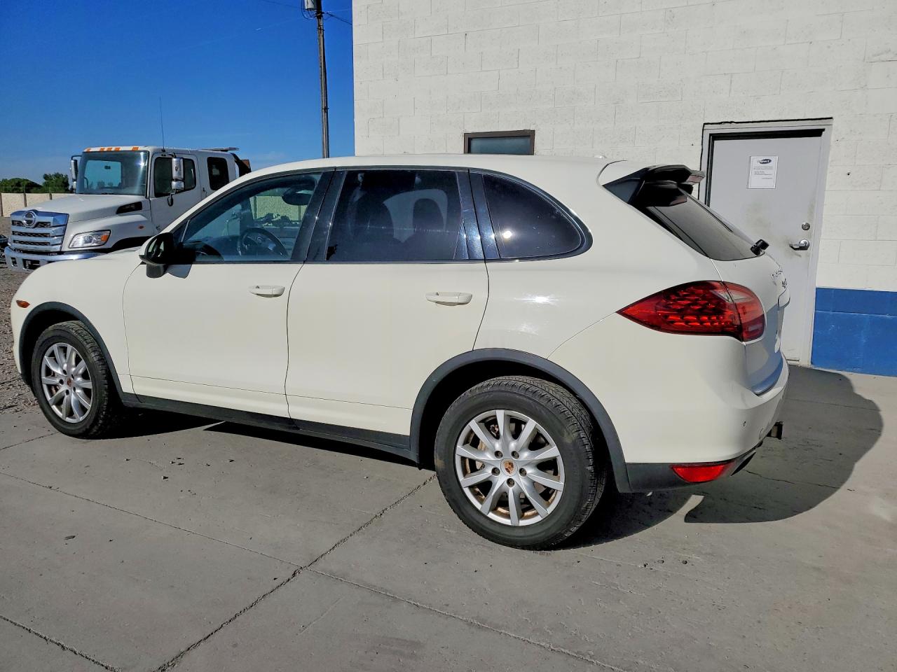 2011 Porsche Cayenne S White vin: WP1AB2A26BLA53375