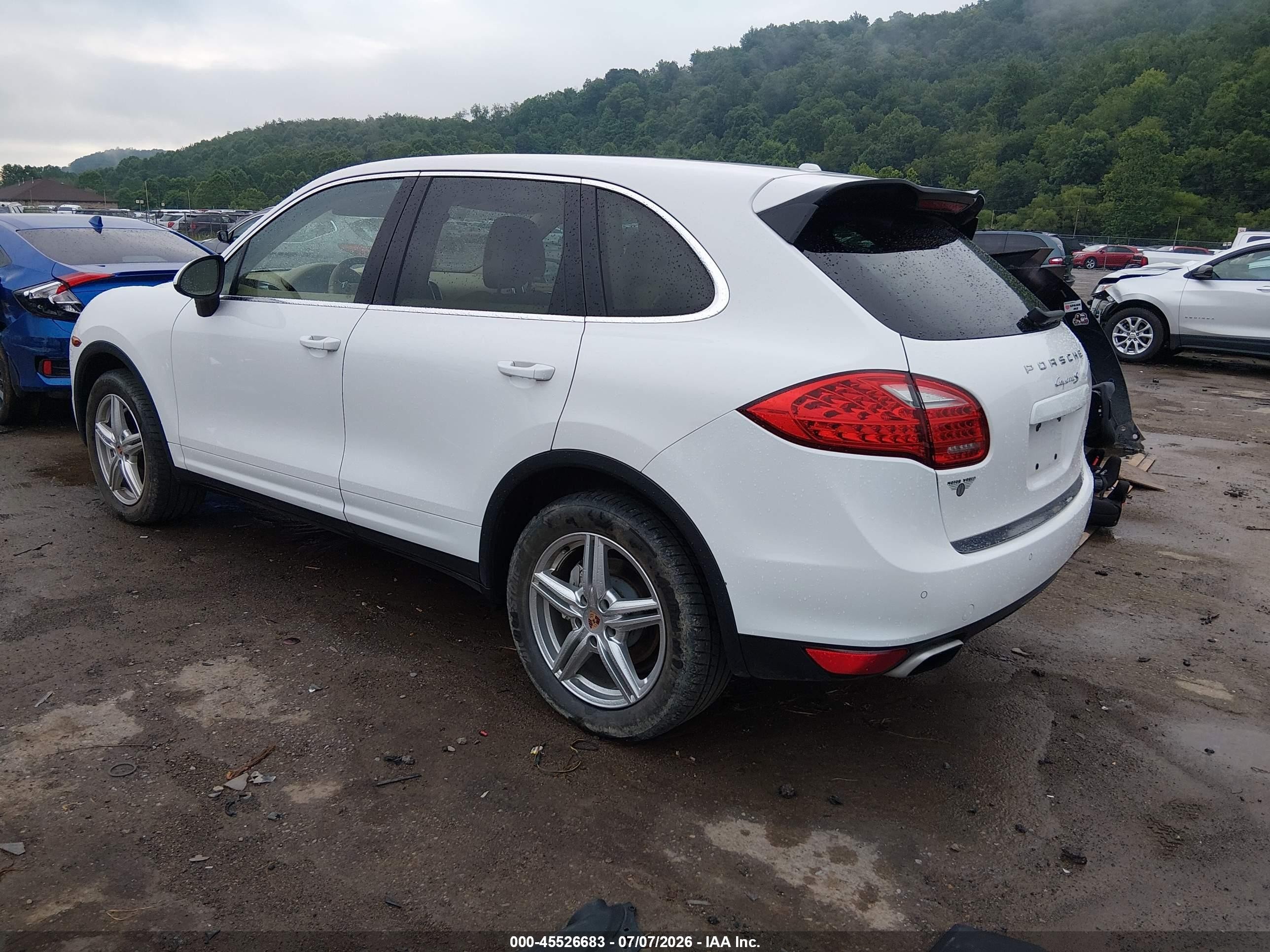 2013 Porsche Cayenne S White vin: WP1AB2A29DLA84042