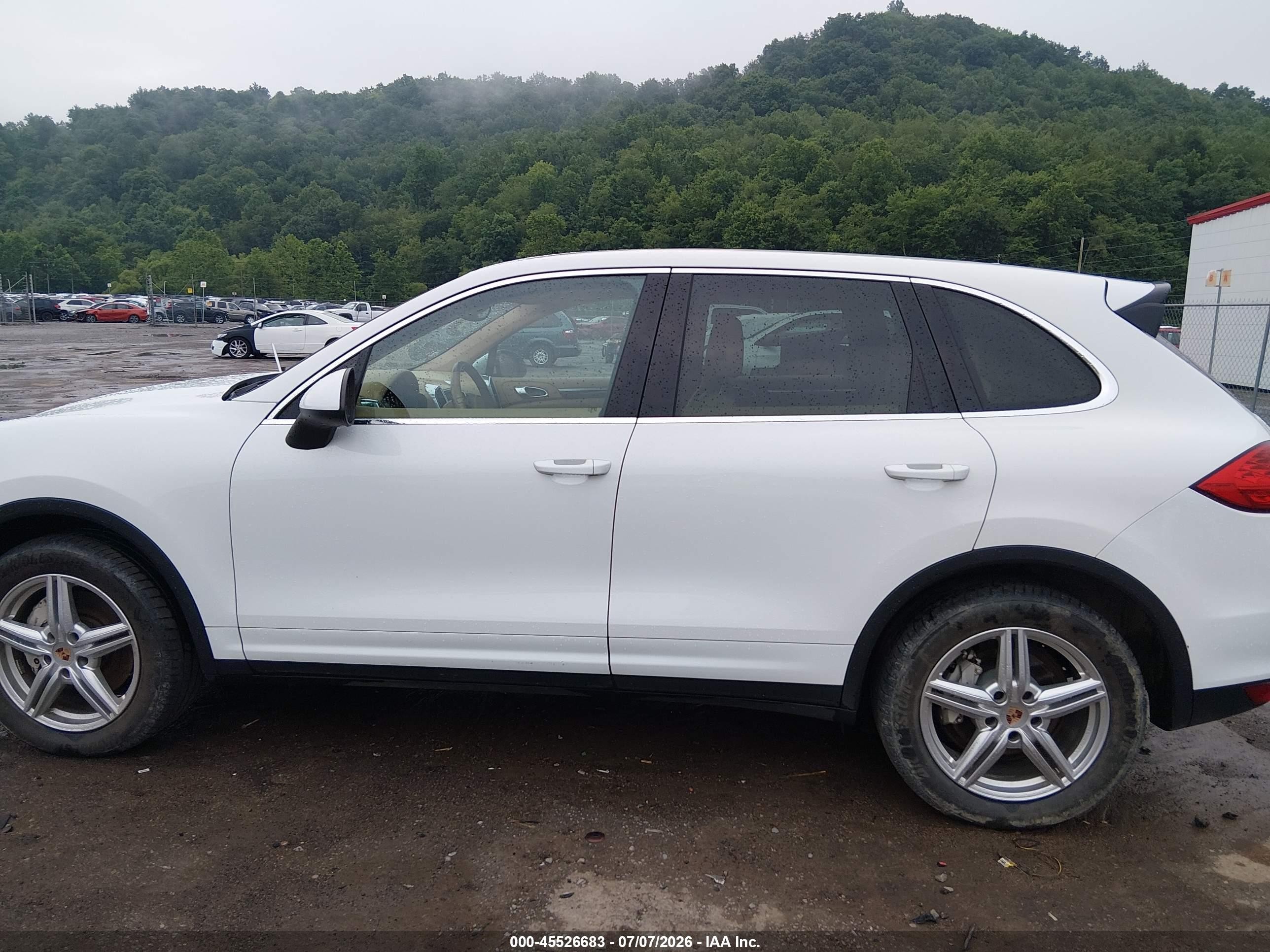 2013 Porsche Cayenne S White vin: WP1AB2A29DLA84042
