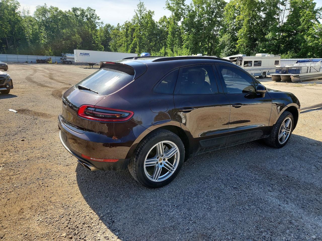 2015 Porsche Macan S Burgundy vin: WP1AB2A51FLB66621