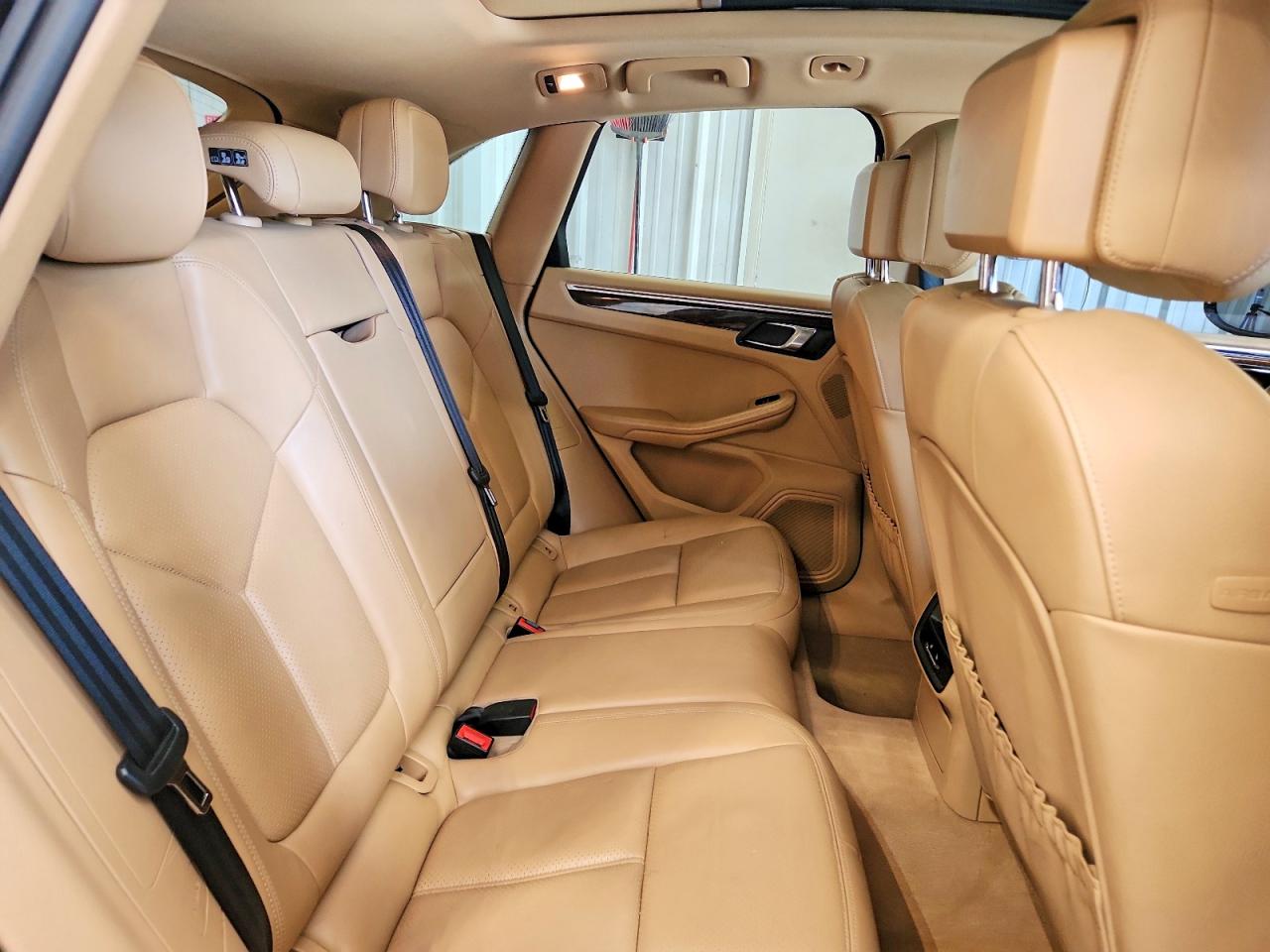 2015 Porsche Macan S Burgundy vin: WP1AB2A51FLB66621