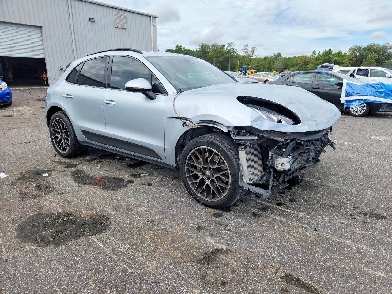 2018 Porsche Macan S Silver vin: WP1AB2A52JLB35502