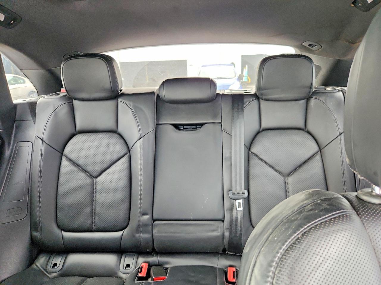 2018 Porsche Macan S Silver vin: WP1AB2A52JLB35502