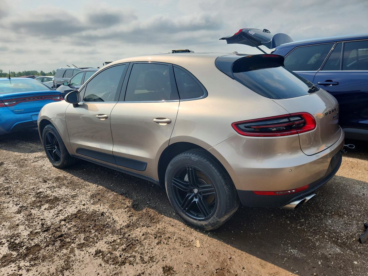 2015 Porsche Macan S Gold vin: WP1AB2A59FLB41417