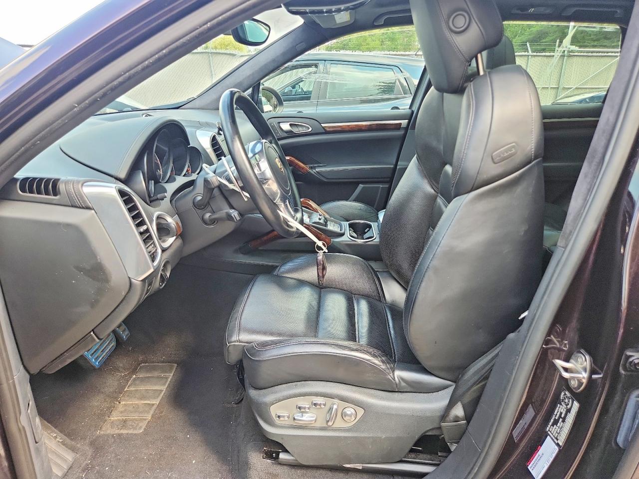 2012 Porsche Cayenne Turbo Burgundy vin: WP1AC2A22CLA83942