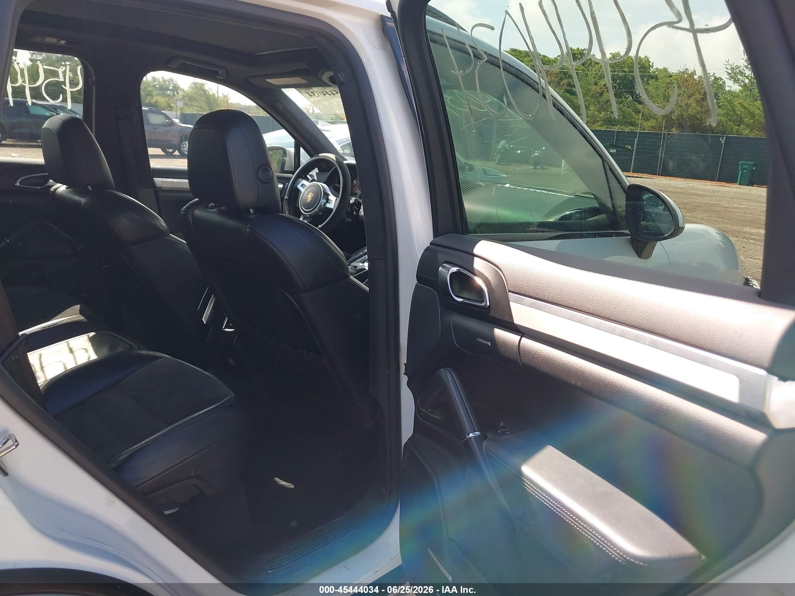 2013 Porsche Cayenne Gts White vin: WP1AD2A29DLA79661
