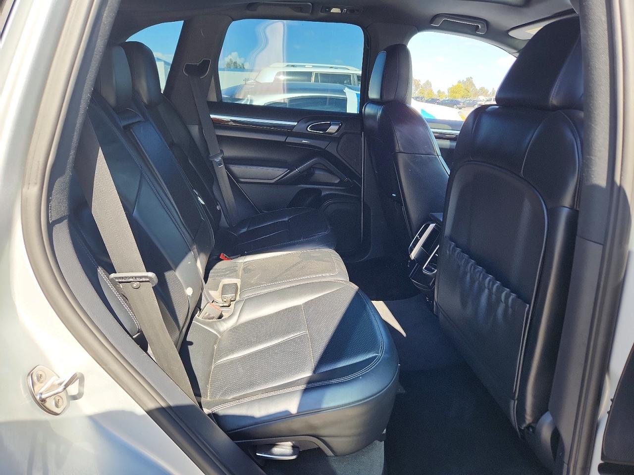 2012 Porsche Cayenne S Hybrid Silver vin: WP1AE2A25CLA93083