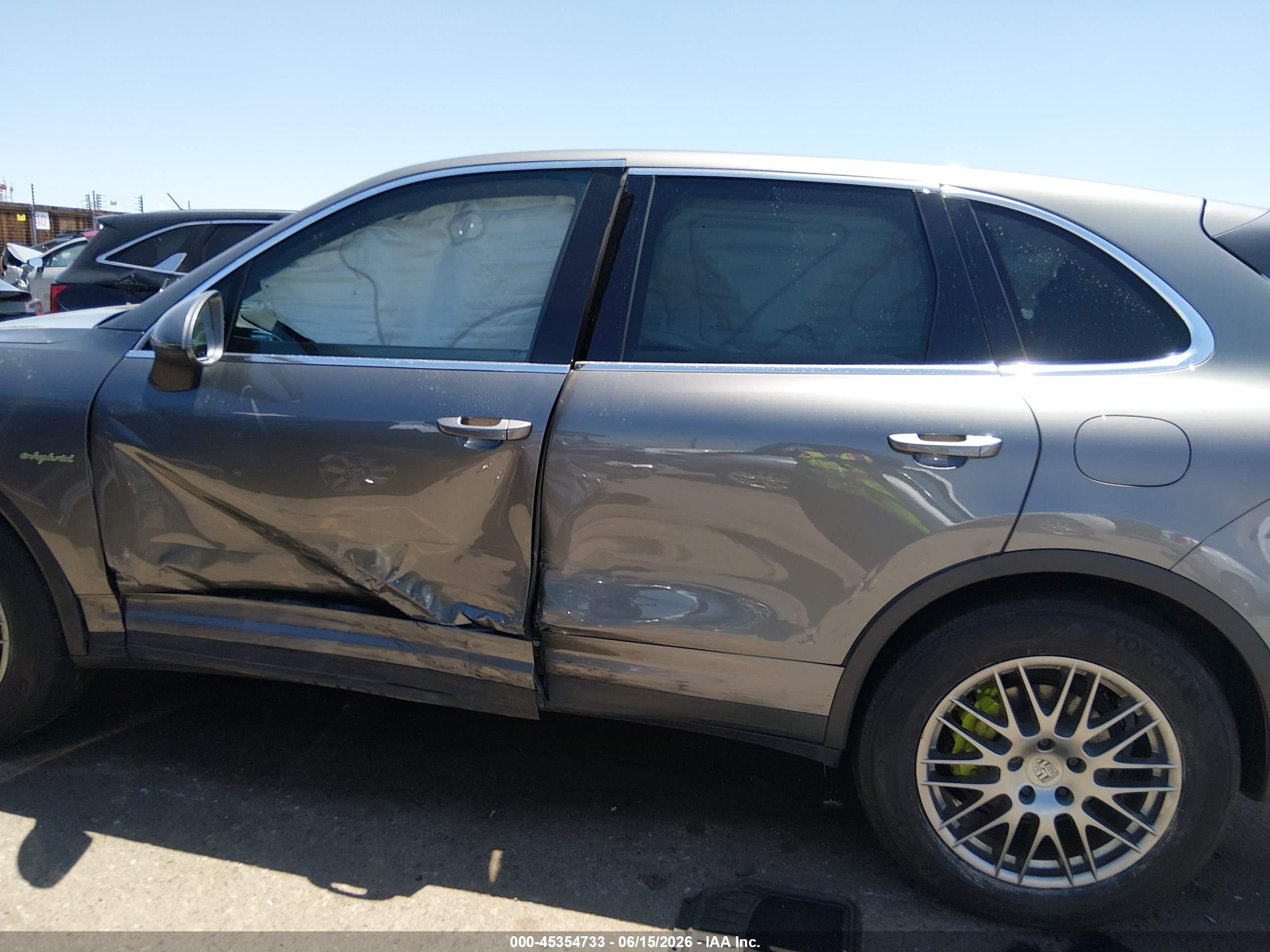 2015 Porsche Cayenne E-hybrid S Серый vin: WP1AE2A29FLA52010