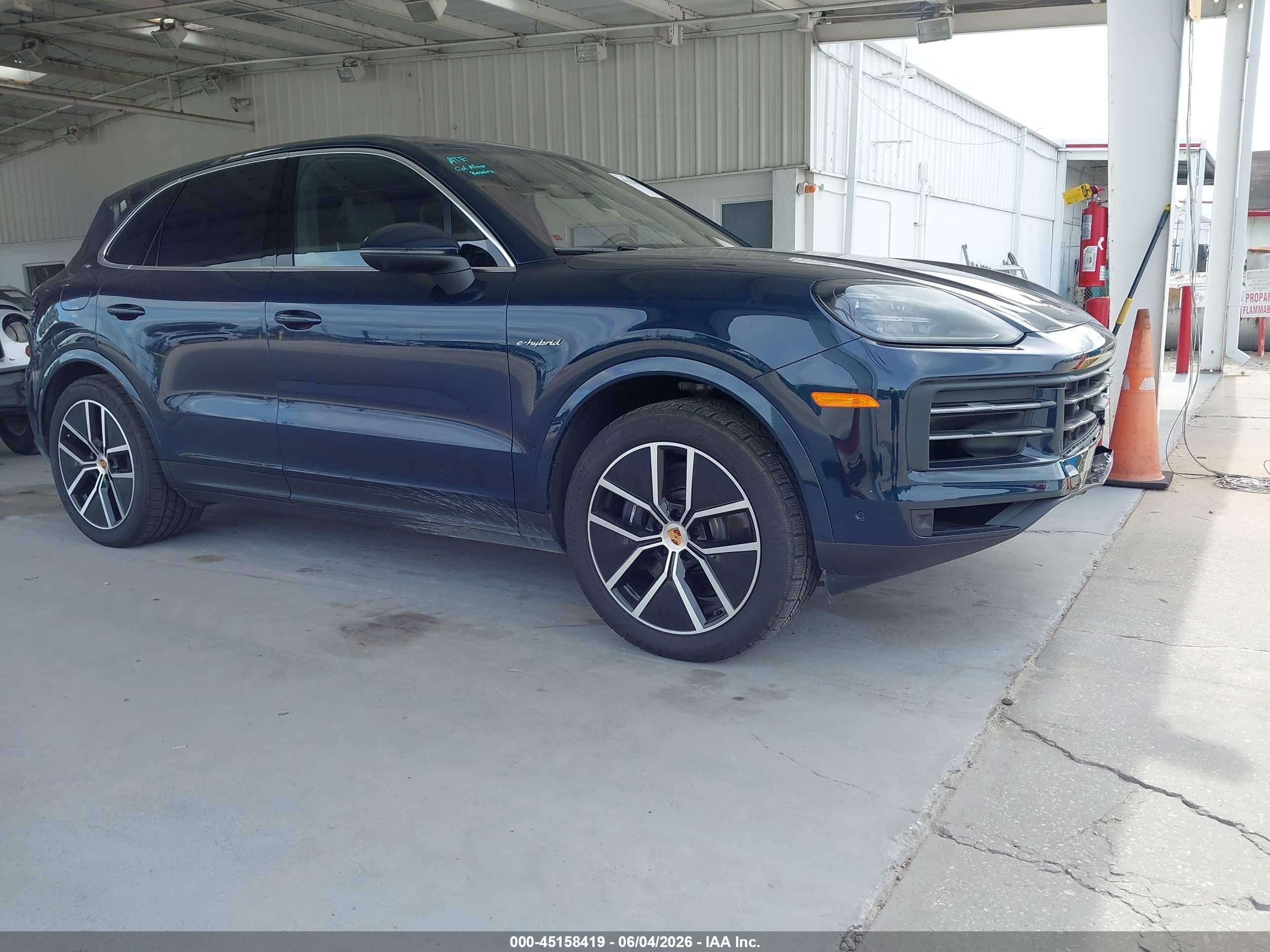 2025 Porsche Cayenne E-hybrid   Black vin: WP1AE2AY4SDA16458
