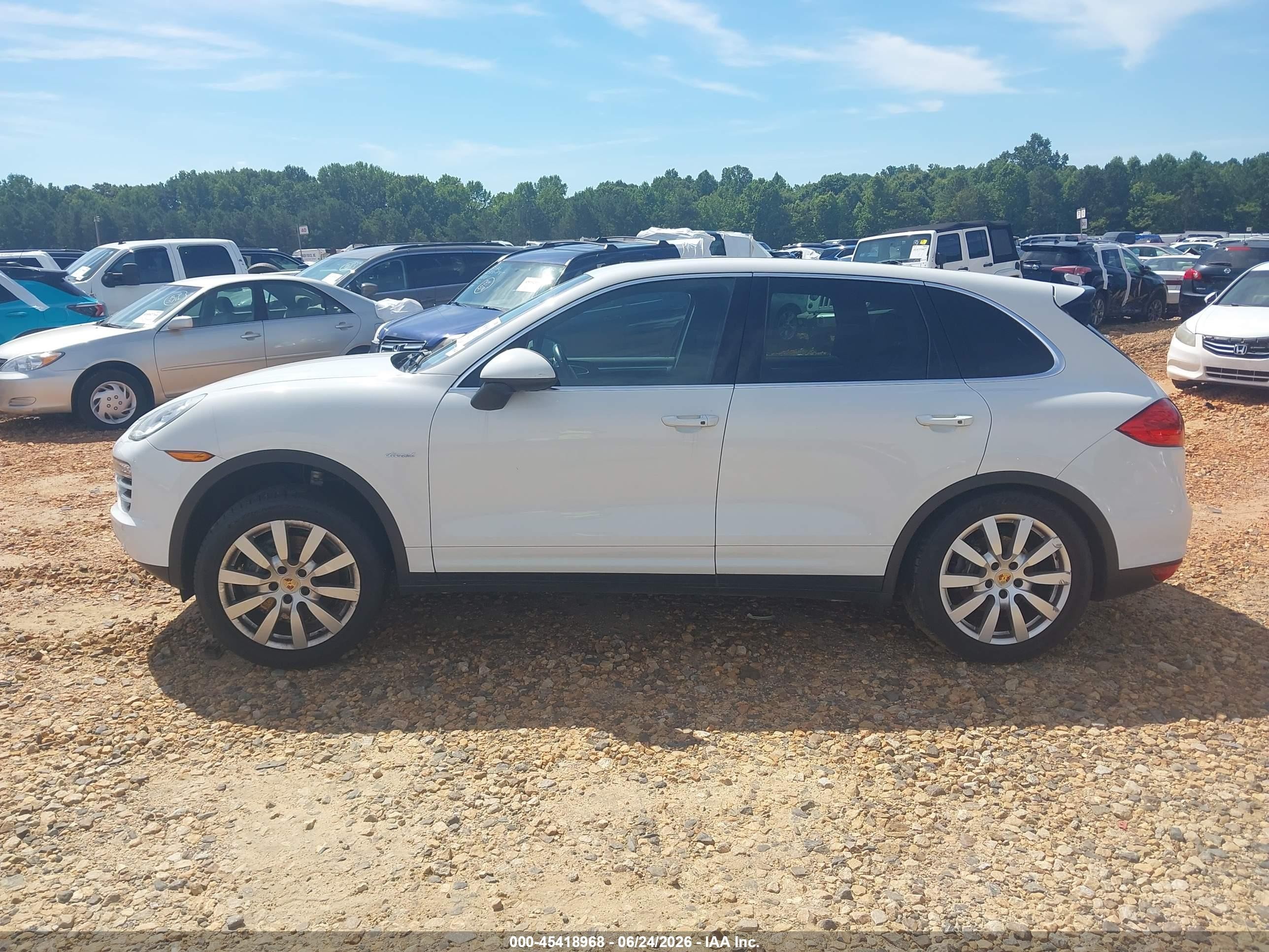 2014 Porsche Cayenne Diesel White vin: WP1AF2A20ELA82153