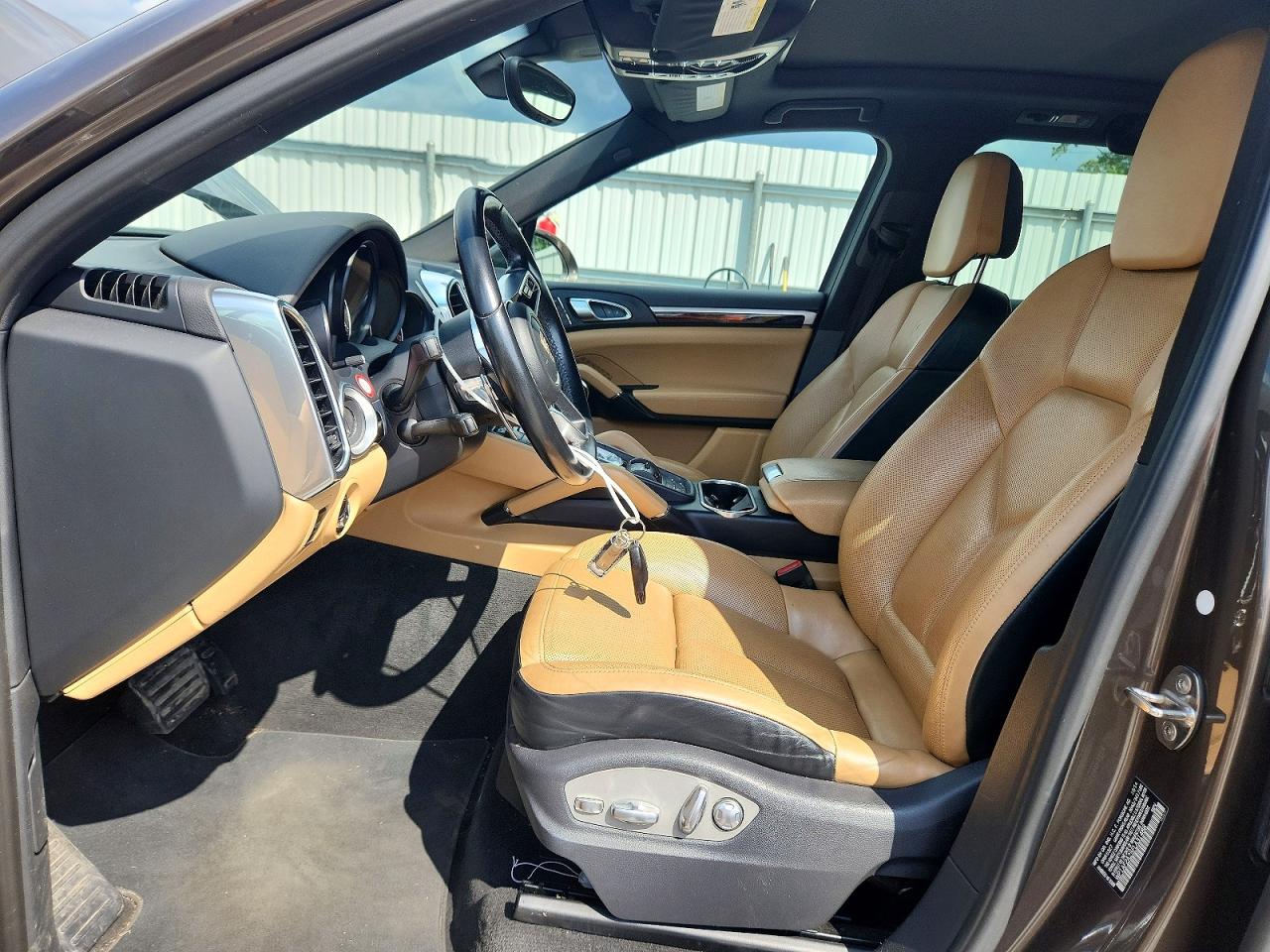 2015 Porsche Cayenne Серебряный vin: WP1AF2A25FLA31488