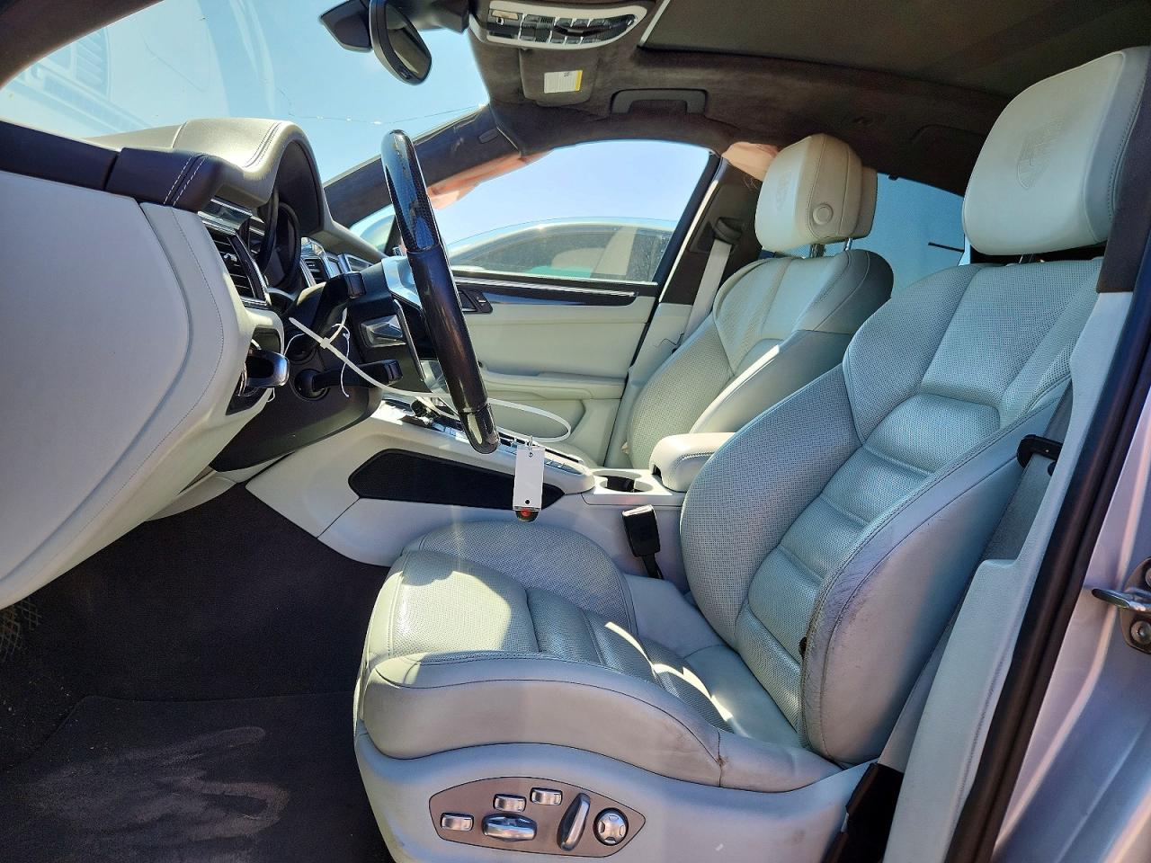 2015 Porsche Macan Turbo Серебряный vin: WP1AF2A53FLB98958