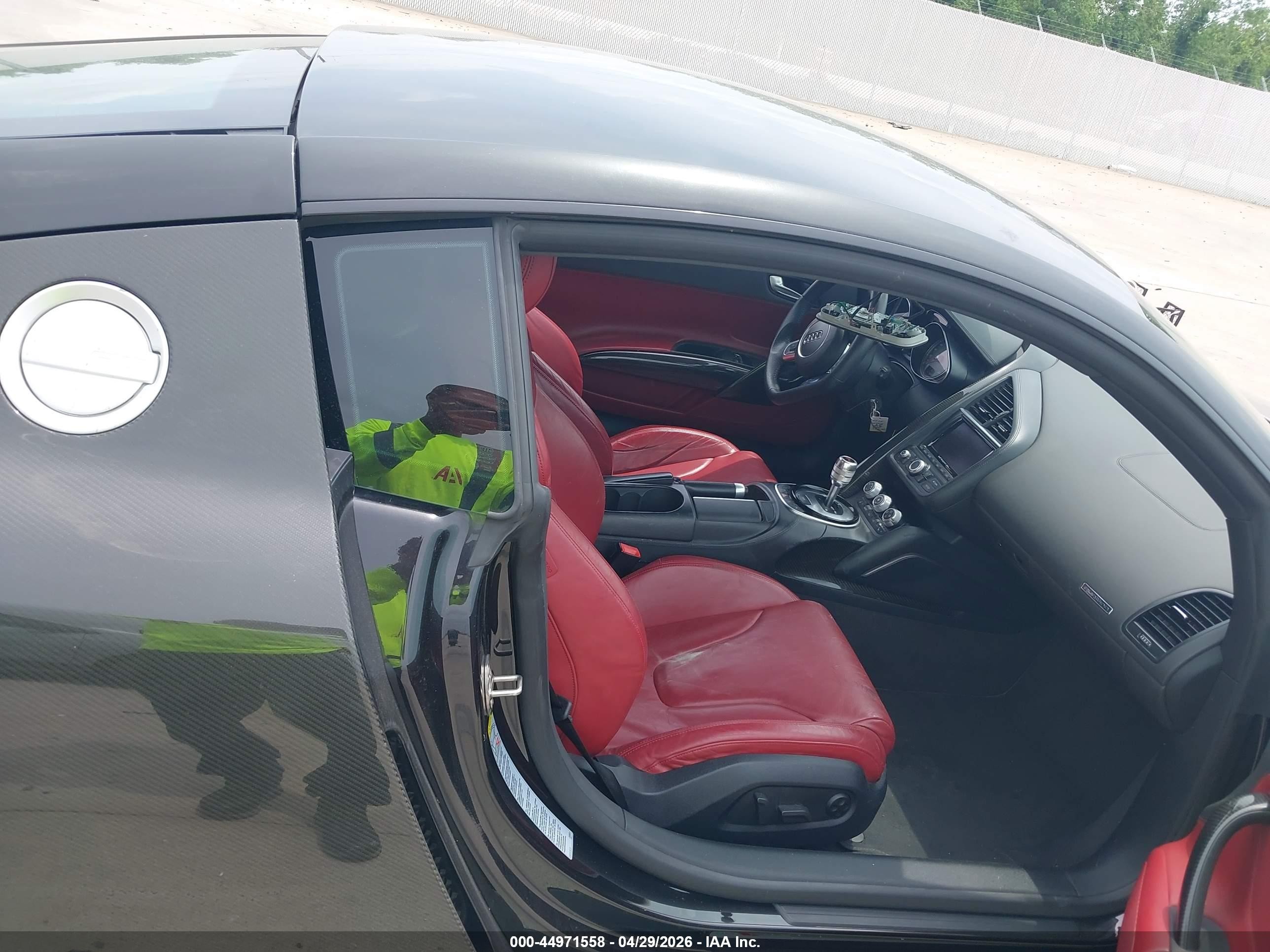 2015 Audi R8 4.2 Black vin: WUAAUAFG5F7000923