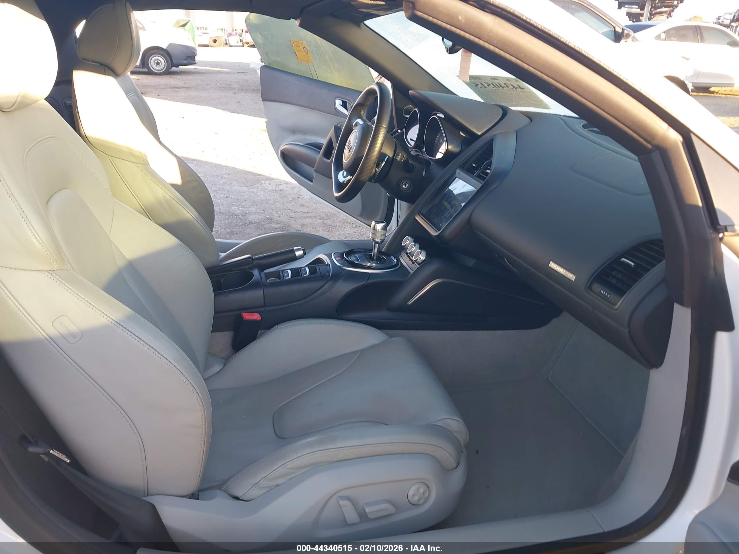 2015 Audi R8 4.2 White vin: WUASUAFG0F7001806