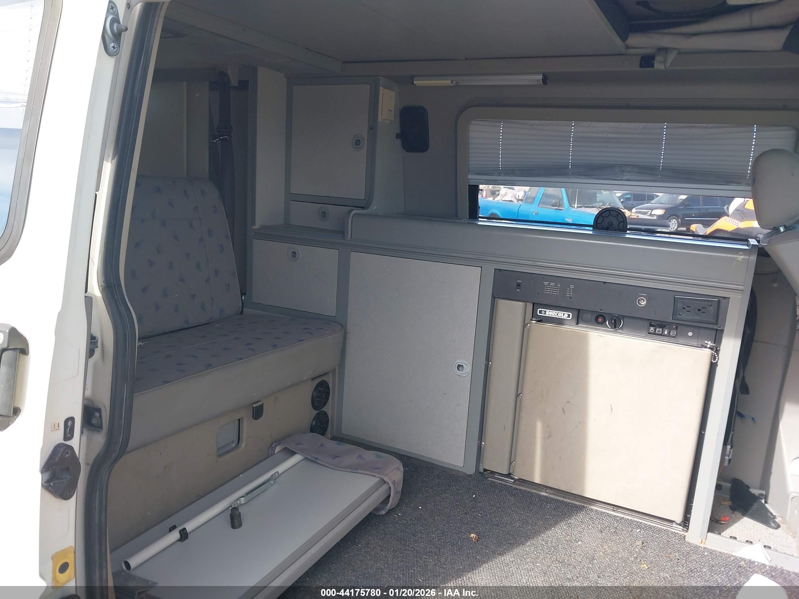1999 Volkswagen Eurovan Mv White vin: WV2EH8700XH000662