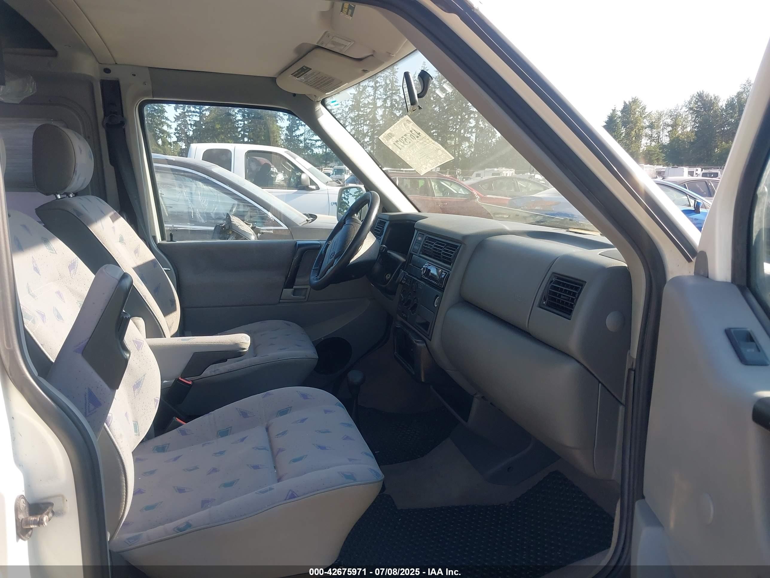 1999 Volkswagen Eurovan Mv Белый vin: WV2EH8707XH000531
