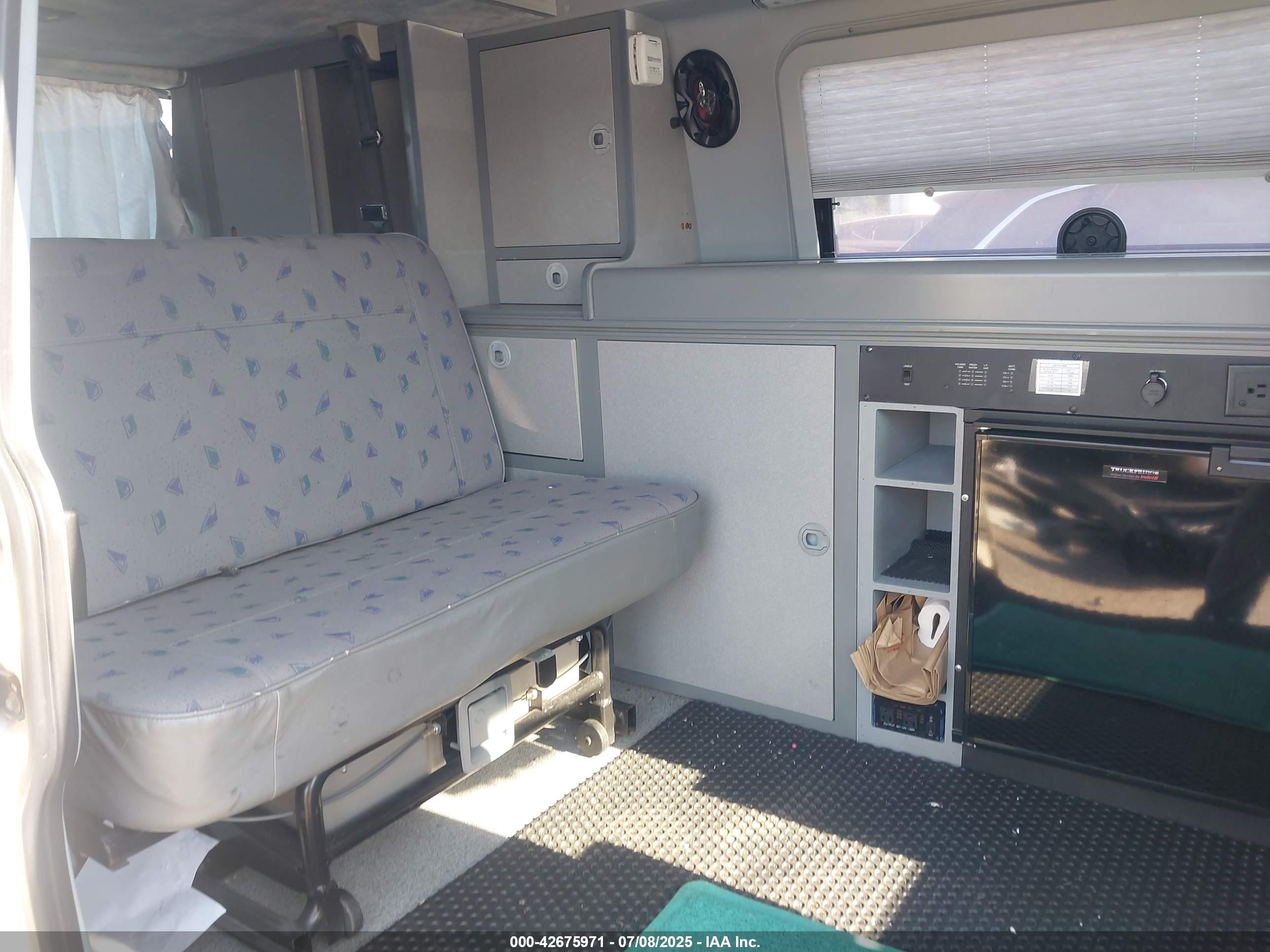 1999 Volkswagen Eurovan Mv Белый vin: WV2EH8707XH000531