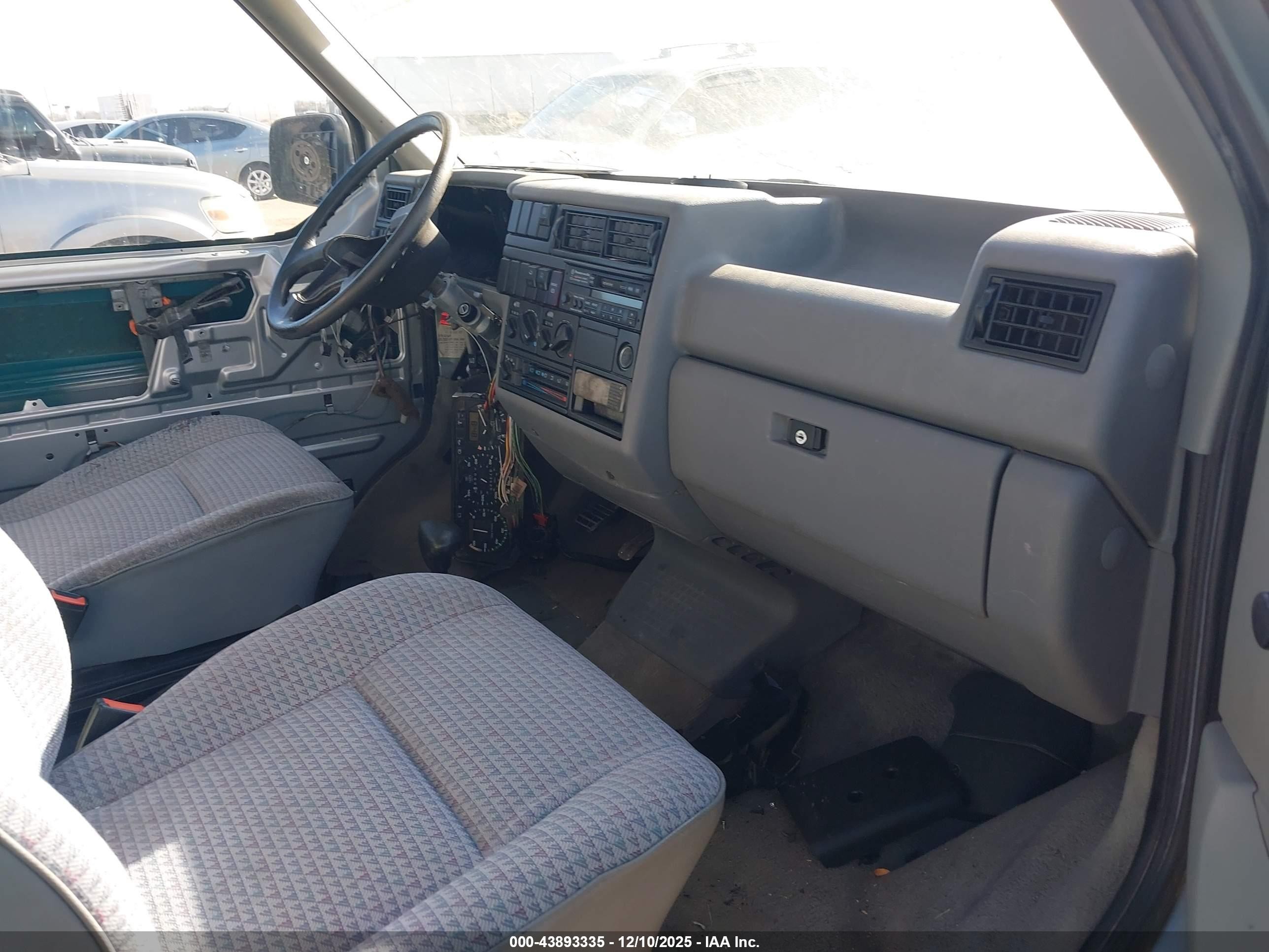 1993 Volkswagen Eurovan Cl Серебряный vin: WV2HC0700PH063435