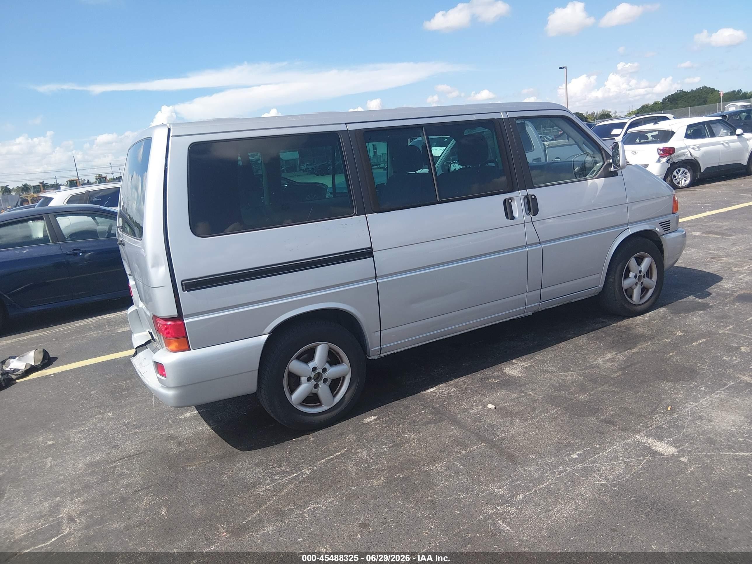 2002 Volkswagen Eurovan Mv Серебряный vin: WV2MB47042H092339