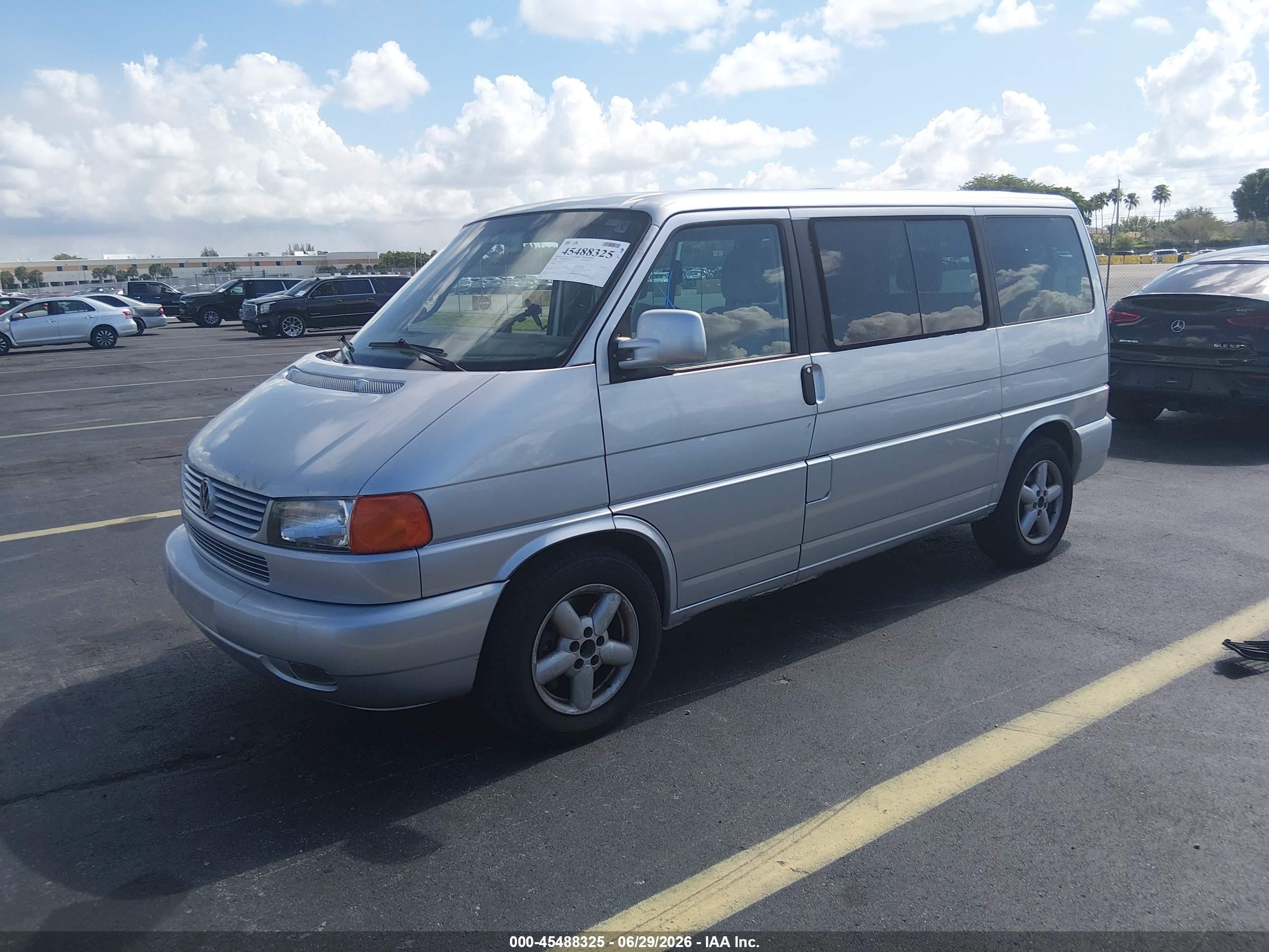 2002 Volkswagen Eurovan Mv Серебряный vin: WV2MB47042H092339