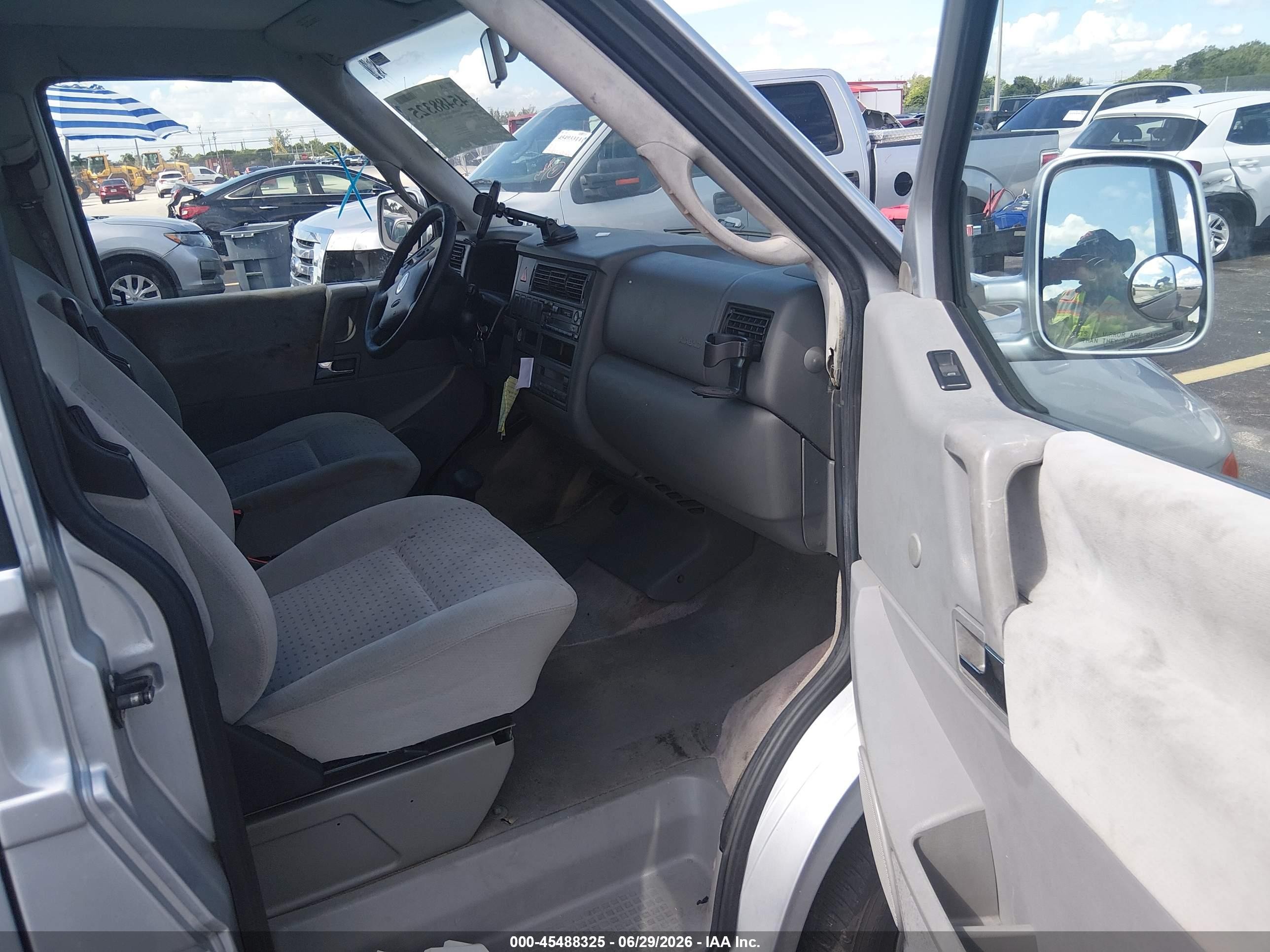2002 Volkswagen Eurovan Mv Серебряный vin: WV2MB47042H092339