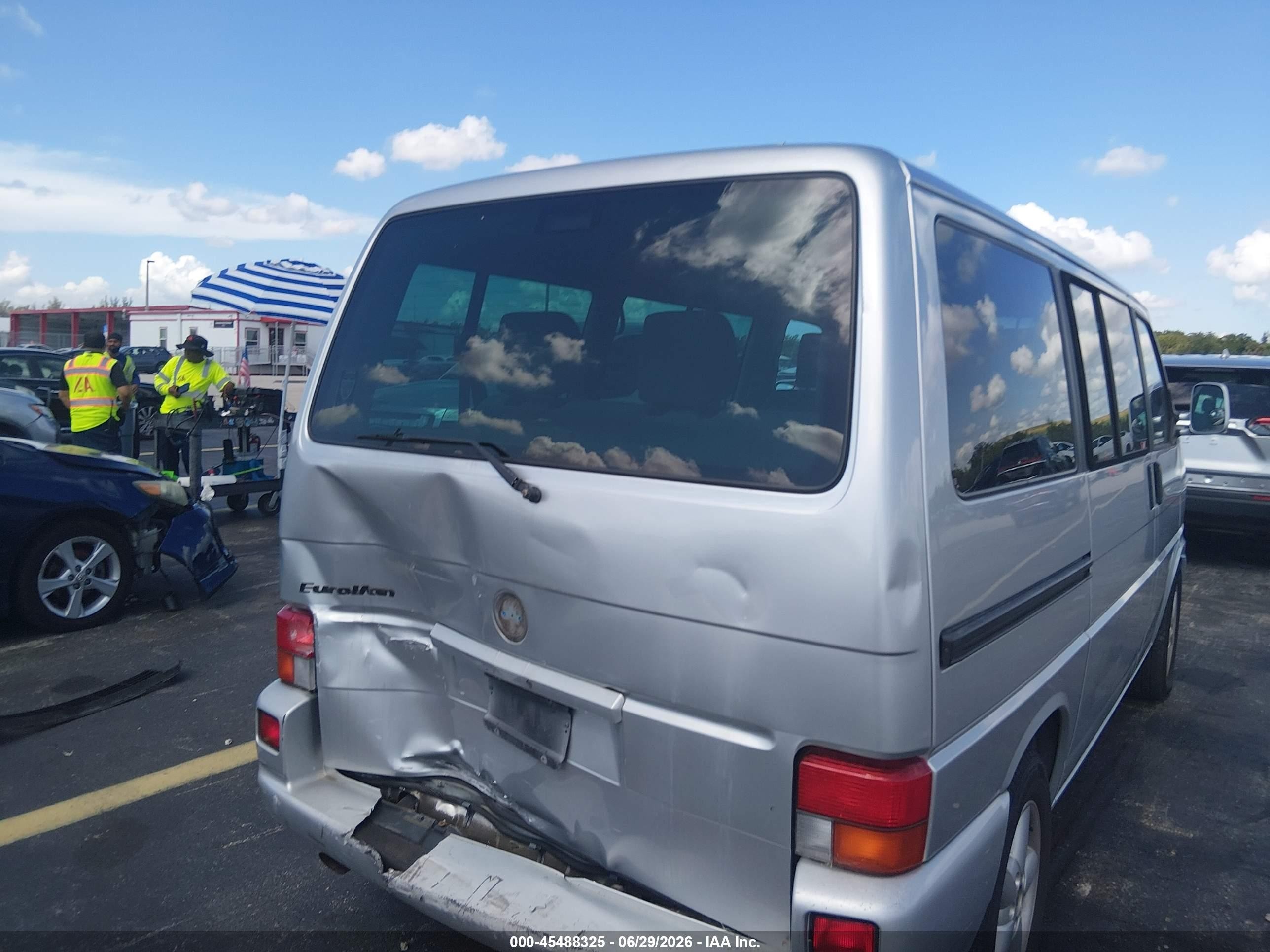 2002 Volkswagen Eurovan Mv Серебряный vin: WV2MB47042H092339