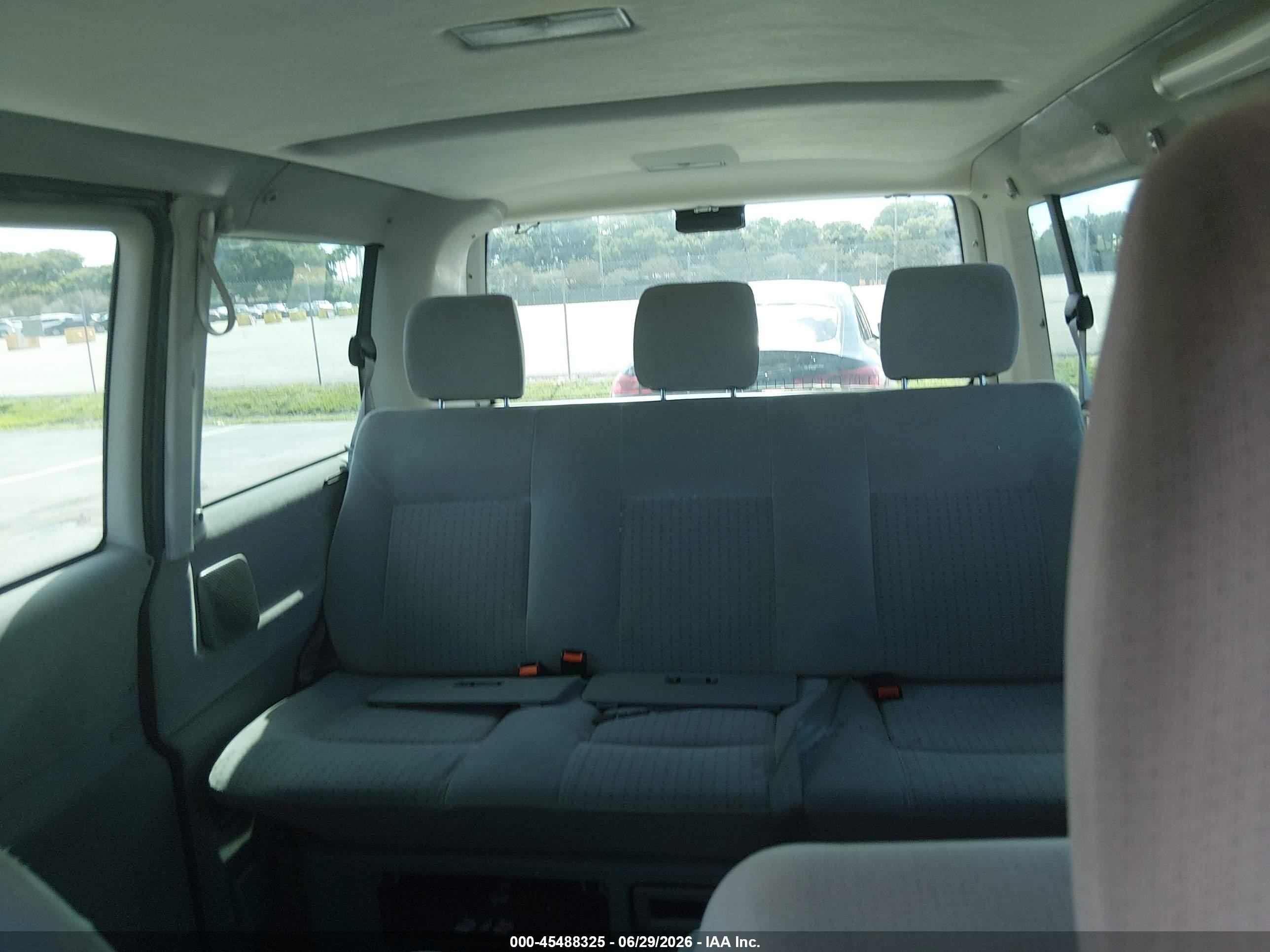 2002 Volkswagen Eurovan Mv Серебряный vin: WV2MB47042H092339