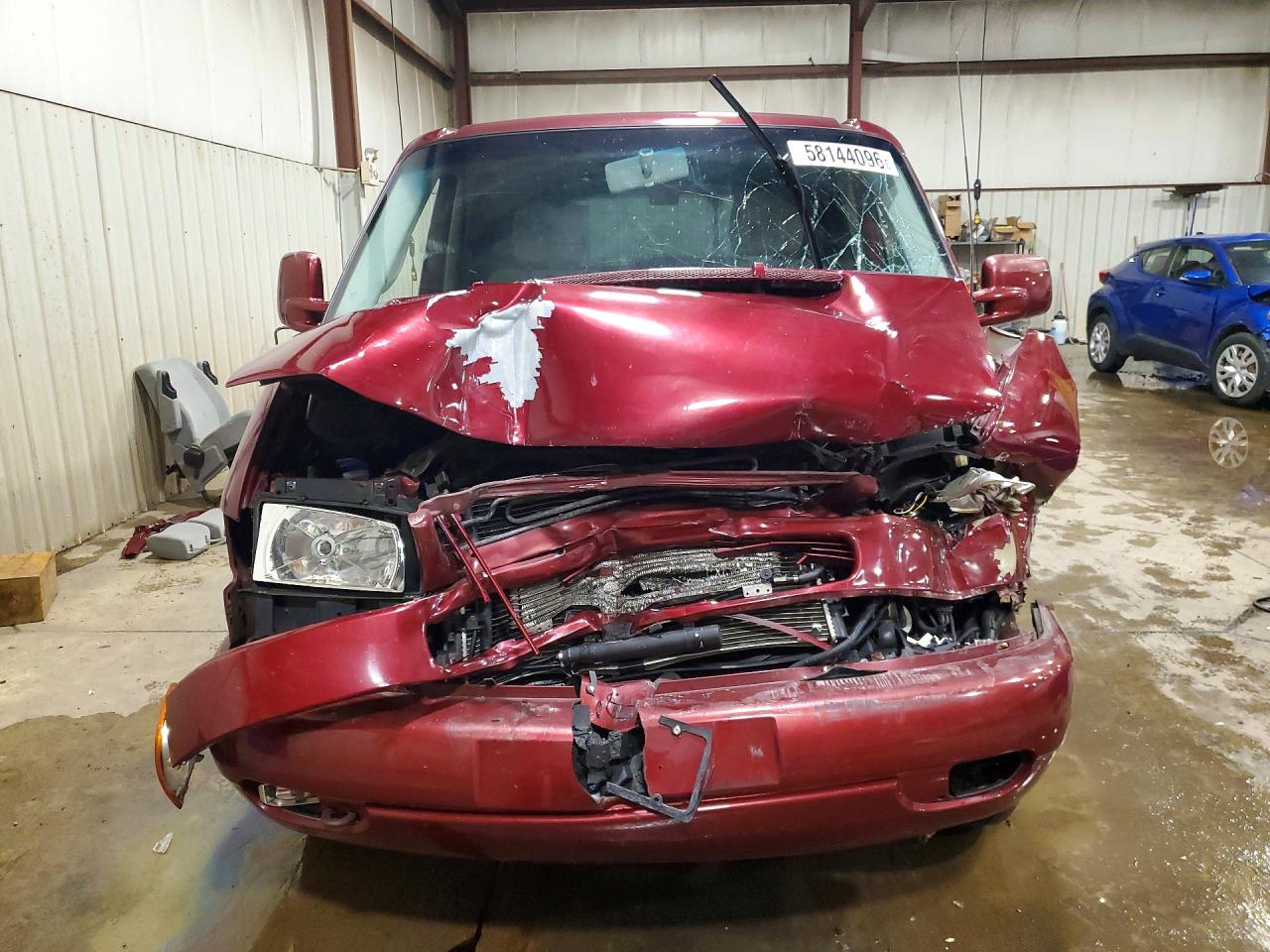 2003 Volkswagen Eurovan Mv Maroon vin: WV2MB47043H025192