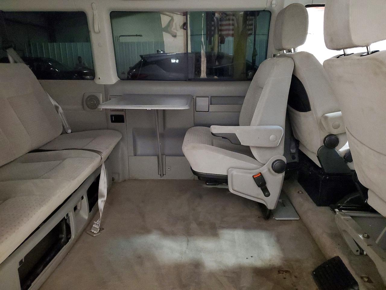 2003 Volkswagen Eurovan Mv Maroon vin: WV2MB47043H025192