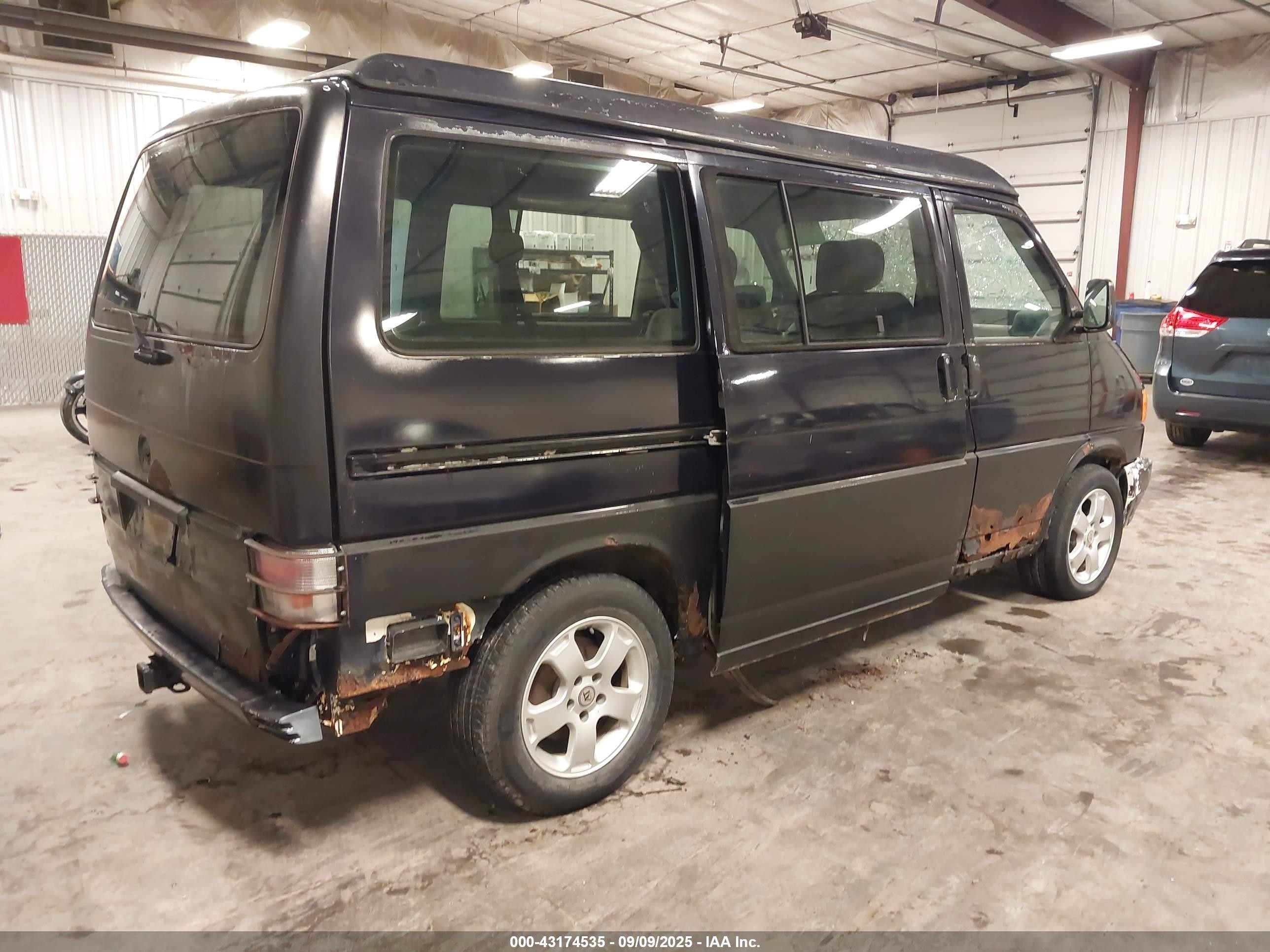 1993 Volkswagen Eurovan Mv Black vin: WV2MC0702PH043668