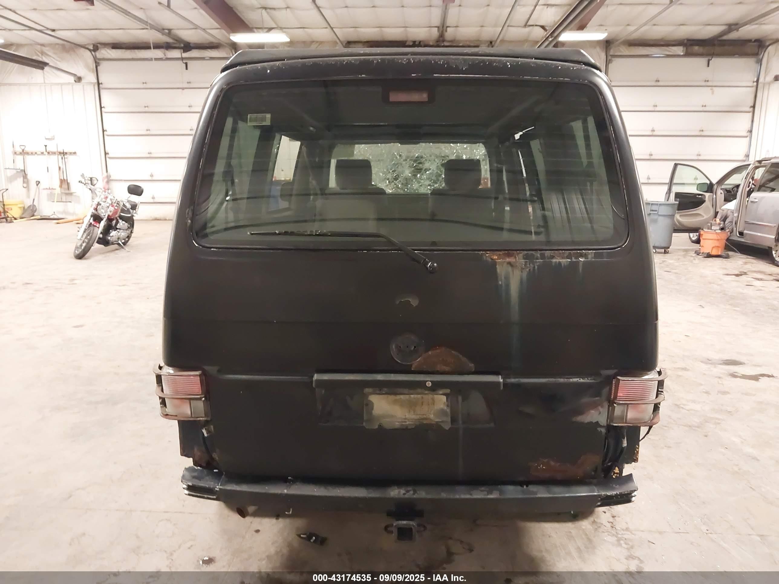 1993 Volkswagen Eurovan Mv Black vin: WV2MC0702PH043668