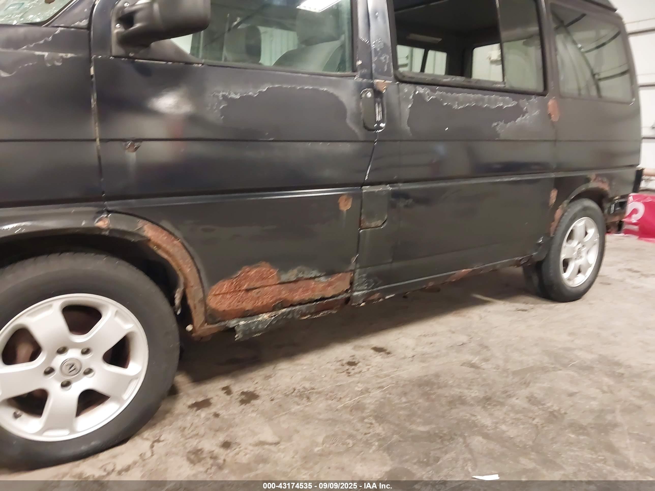 1993 Volkswagen Eurovan Mv Black vin: WV2MC0702PH043668