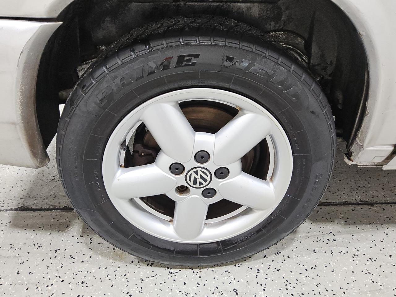 2002 Volkswagen Eurovan Mv Silver vin: WV2NB47012H017117 Damage: Right Rear Tire, Worn, Replacement Required