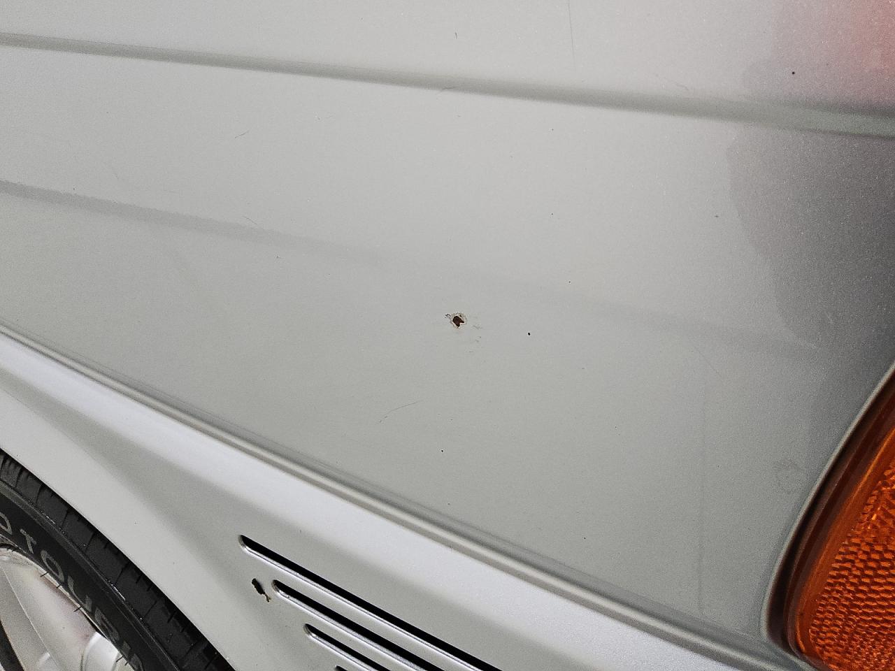 2002 Volkswagen Eurovan Mv Silver vin: WV2NB47012H017117 Damage: Right Front Fender, Dent(S) W/ Paint Dmg, 1 To 2 Inches