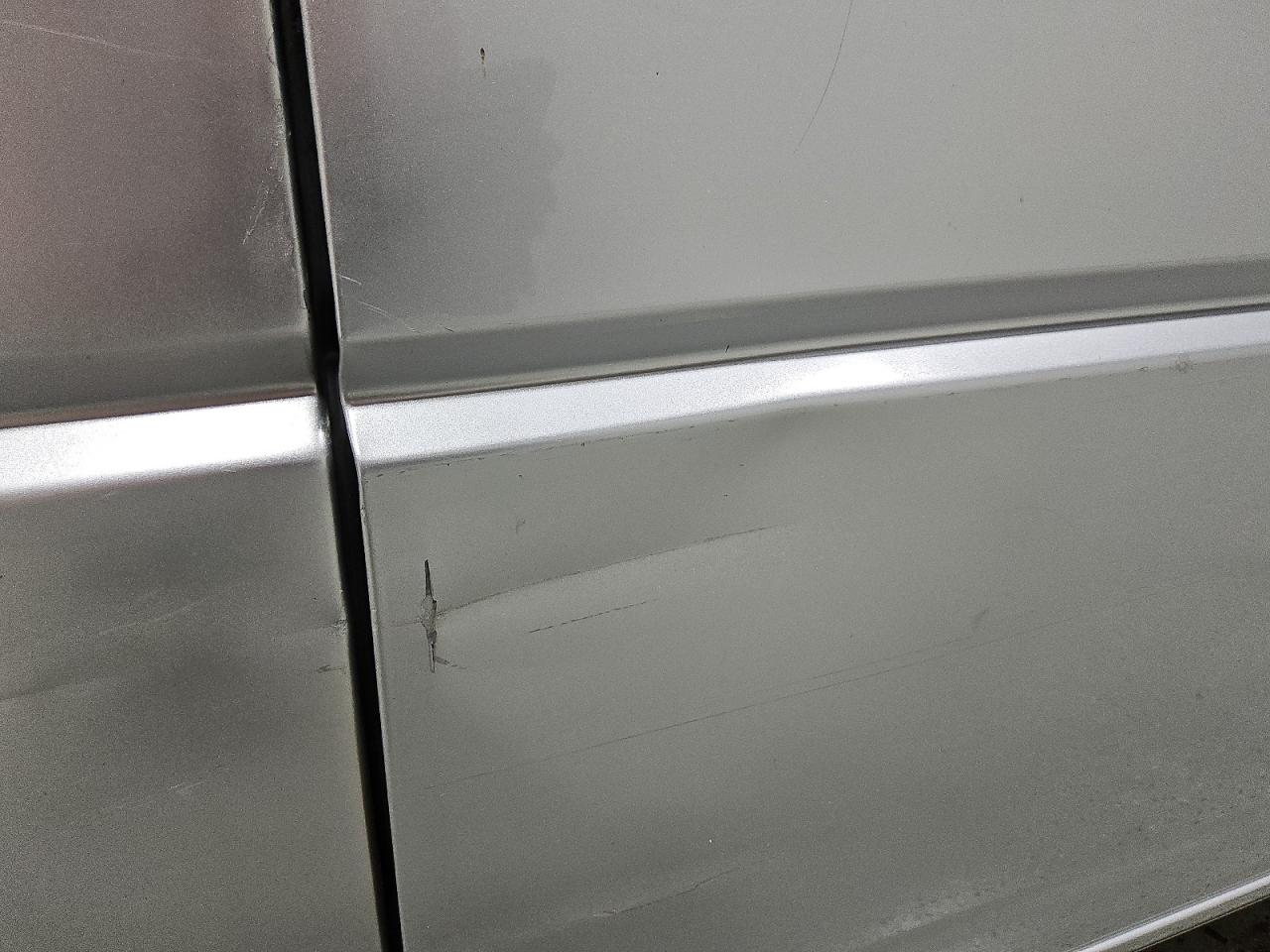 2002 Volkswagen Eurovan Mv Silver vin: WV2NB47012H017117 Damage: Right Sliding Door, Dent(S) W/ Paint Dmg, 9 To 10 Inches