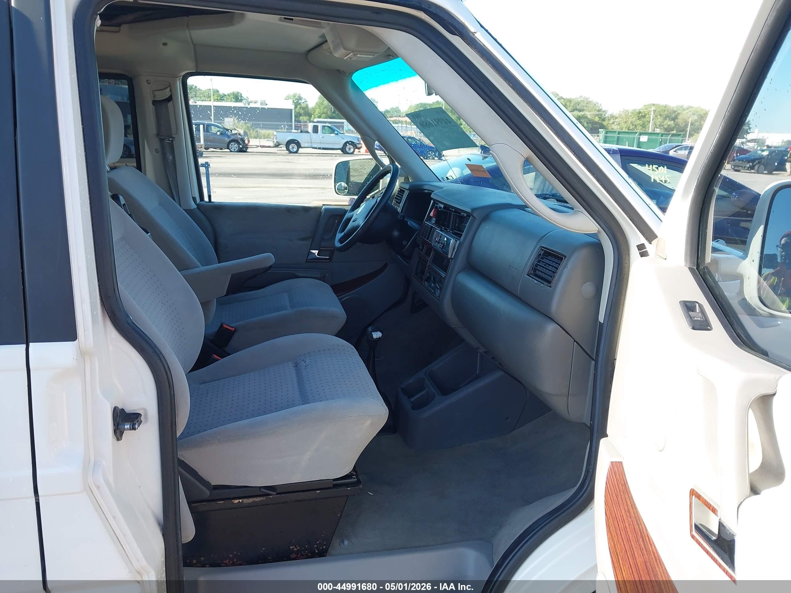 2002 Volkswagen Eurovan Mv White vin: WV2NB47022H084079