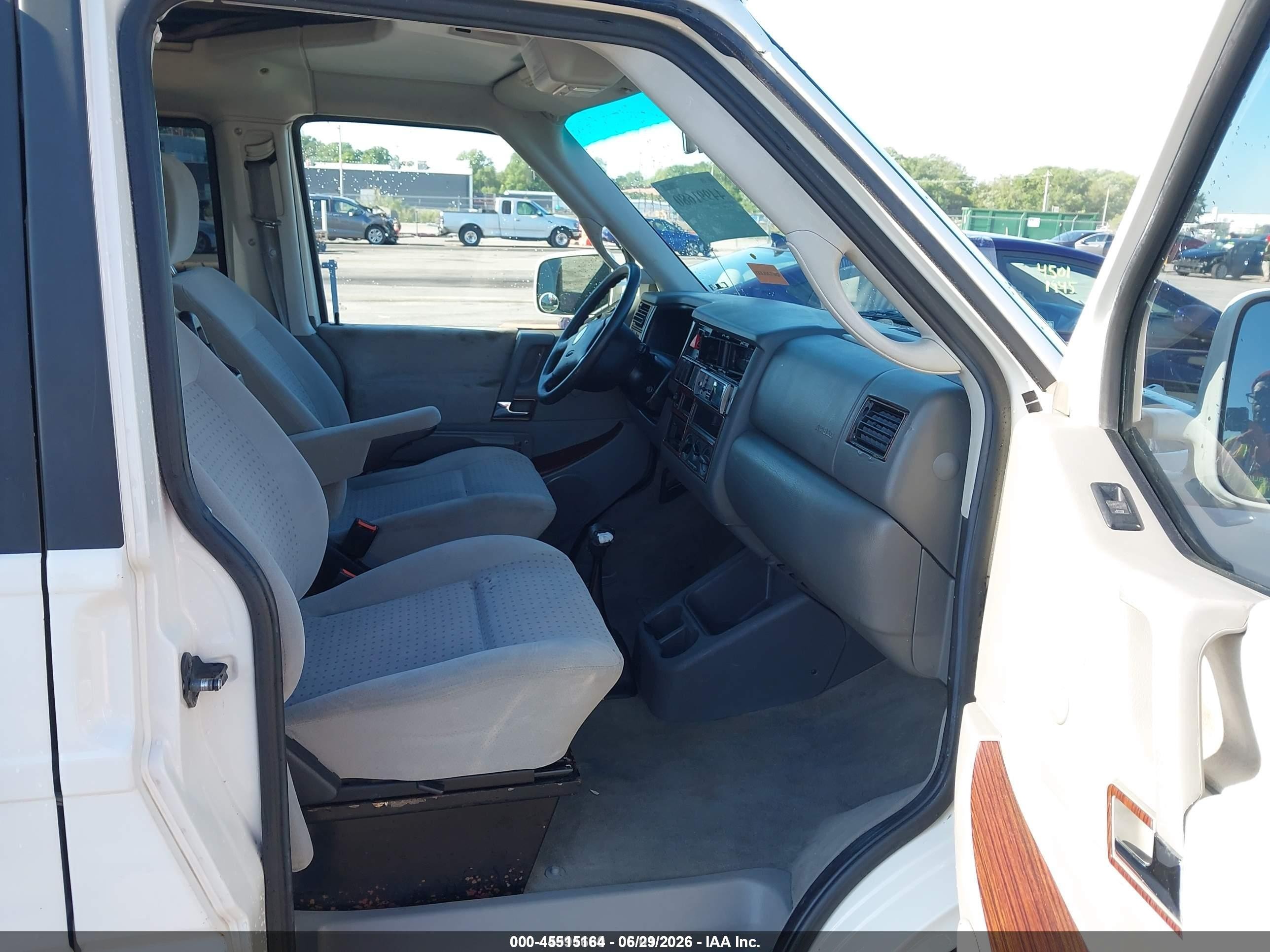 2002 Volkswagen Eurovan Mv Белый vin: WV2NB47022H084079